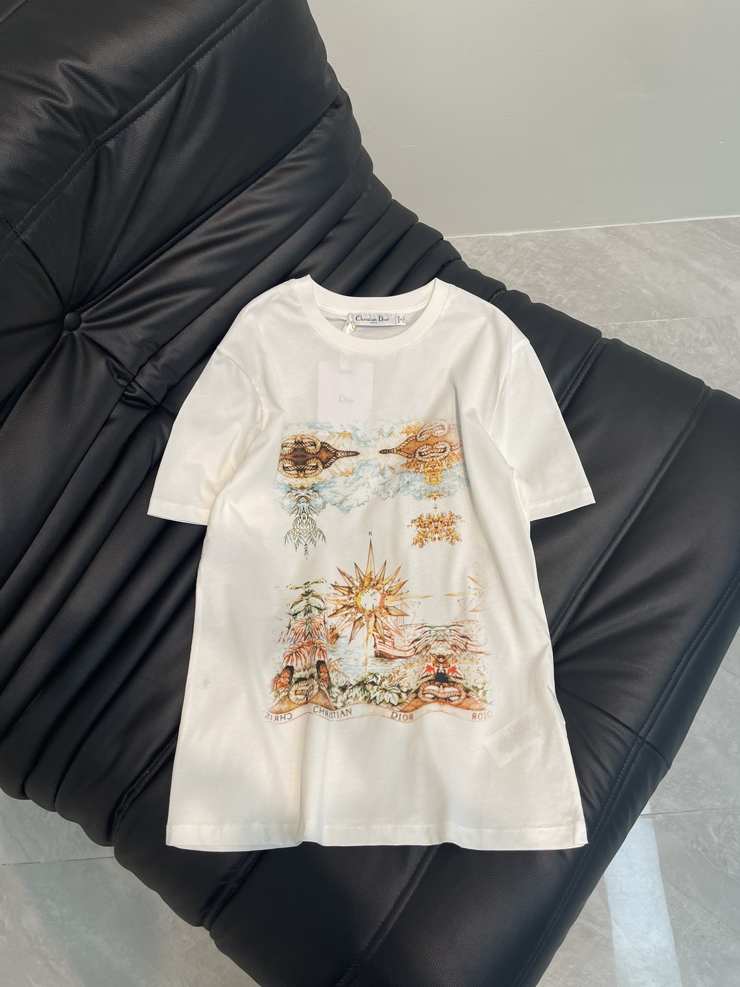 NO:325496,Dio*25 spring and summer new counter latest model, imported water dyed printed short-sleeved T-shirt, oil painting-like color, must-have in early spring, the upper body is full of fashionable high-end combed cotton, exquisite craftsmanship, perfect details, and regular style!  The upper body is not picky at all. It is simple and generous, instantly improving the temperament. It looks good no matter how you wear it. Spot recommendation SML A,,dior,T-shirt,tees,t-shirt,alexander wang19860909Dio*25春夏新款专柜最新款 ,进口水染印花短袖T恤 油画感色泽 早春必入款 ,上身就是满满的时髦高级精梳全棉 工艺精湛 ,细节完美,常规版型！上身完全不挑人 简单大方,瞬间提升气质 怎么穿都好看 现货推荐 SML A,,dior,T-shirt,tees，t-shirt,alexander wang,Women's clothing