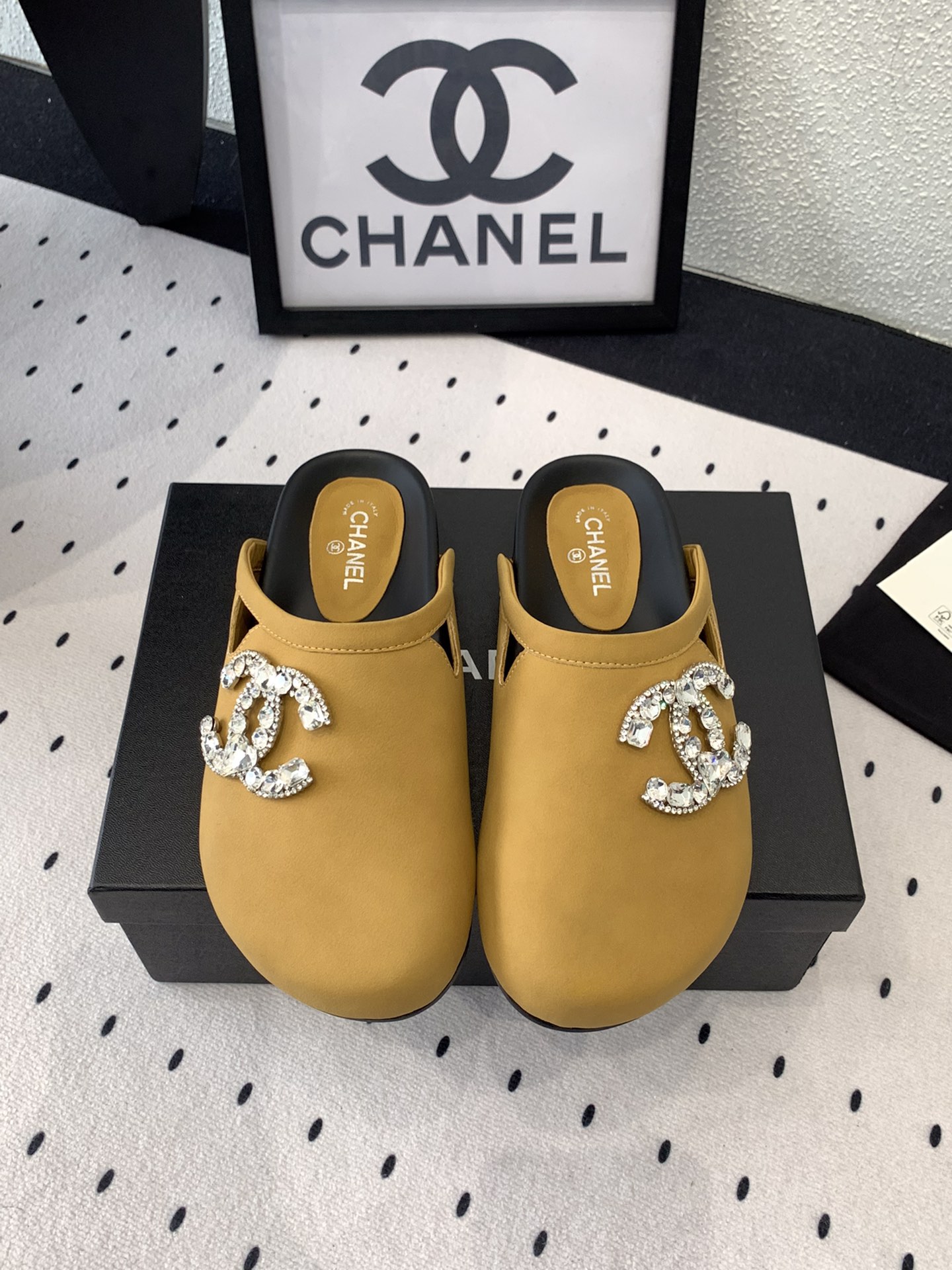 NO:247632,Chanel new high-heeled sandals, high-version shipment, this series is so beautiful that it makes people love it. The ironing diamond heels look very fashionable. Imported sheepskin/Yangjing upper sheepskin footbed Italian genuine leather sole Size: 35-39 (40 41 customized), semi-torque, chanel, sandals, sheepskin, sheep, Leather soles19860909Chanel新款高跟凉鞋 高版本出货 这系列美得让人爱不释手 烫钻跟上脚显得很时髦 进口羊皮/羊京鞋面 羊皮垫脚 意大利真皮大底 Size: 35-39 (40 41订做),半拖,chanel,sandals,sheepskin,sheep,Leather soles,Women's Shoes