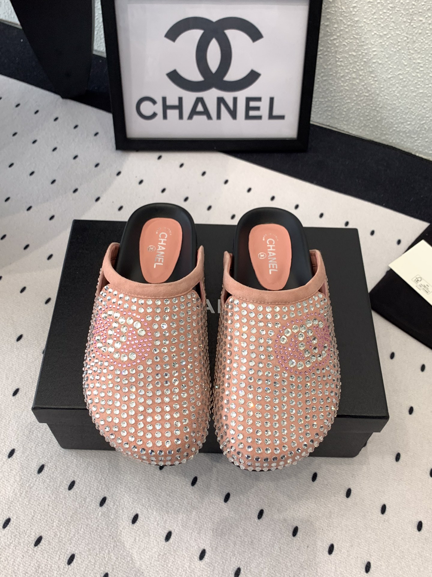 NO:247637,Chanel new diamond sandals, high-version shipment, this series is so beautiful that it makes people love it. The hot diamond heel looks very fashionable. Imported flash diamond uppers, sheepskin feet, Italian leather soles. Size: 35-39 (40 41 customized), semi-torque, chanel, sandals, sheepskin, Leather soles19860909Chanel新款钻面凉鞋 高版本出货 这系列美得让人爱不释手 烫钻跟上脚显得很时髦 进口闪钻鞋面 羊皮垫脚 意大利真皮大底 Size: 35-39 (40 41订做),半拖,chanel,sandals,sheepskin,Leather soles,Women's Shoes