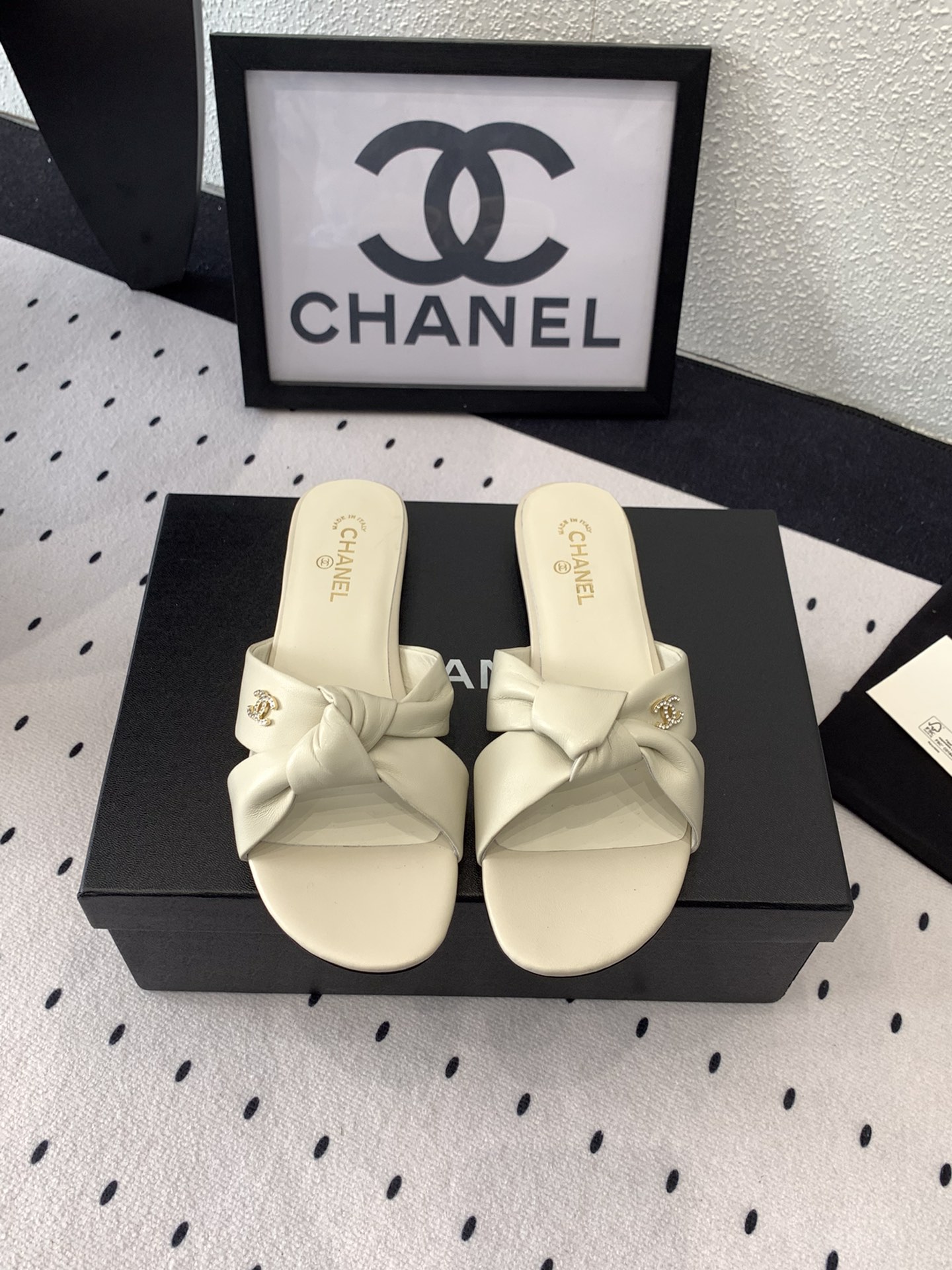 NO:247687,Chanel new early spring slippers, high-version shipment, this series is so beautiful that it makes people love it, simple, fashionable, casual and fashionable, imported sheepskin upper, sheepskin footbed, Italian genuine leather soles Size: 35-39 (40 41 customized), slippers, chanel, slippers, sheepskin, Leather soles19860909Chanel新款早春拖鞋 高版本出货 这系列美得让人爱不释手 简约时尚休闲时髦 进口羊皮鞋面 羊皮垫脚 意大利真皮大底 Size: 35-39 (40 41订做),拖鞋,chanel,slippers,sheepskin,Leather soles,Women's Shoes