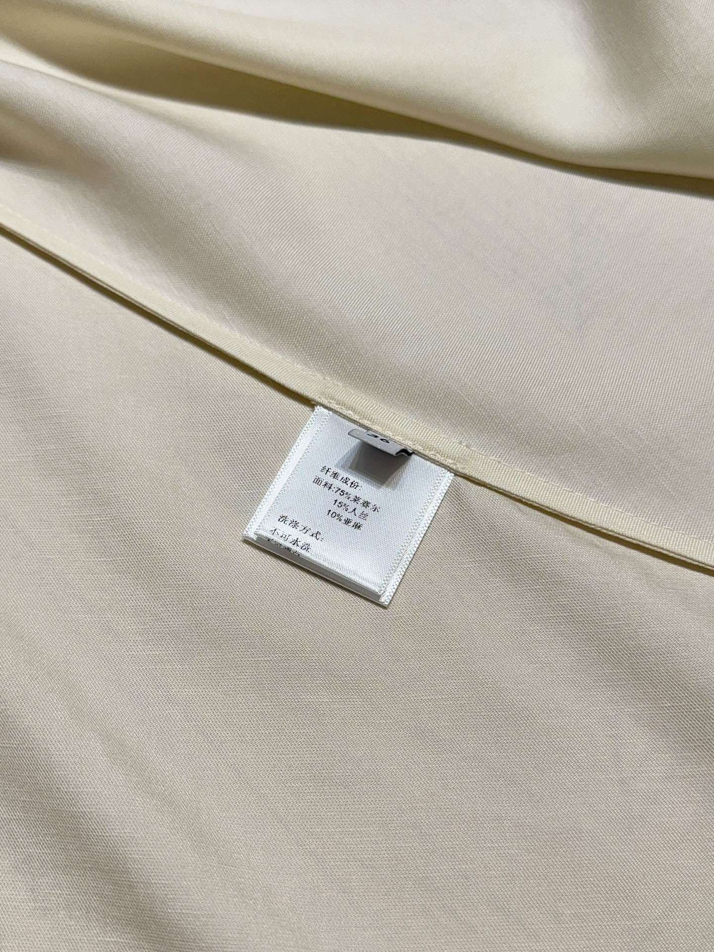 LoroPiana新品推荐～～中高腰半身裙，包臀鱼尾A字大裙摆，简约款式，腰部采用了隐形拉链，无论是搭配