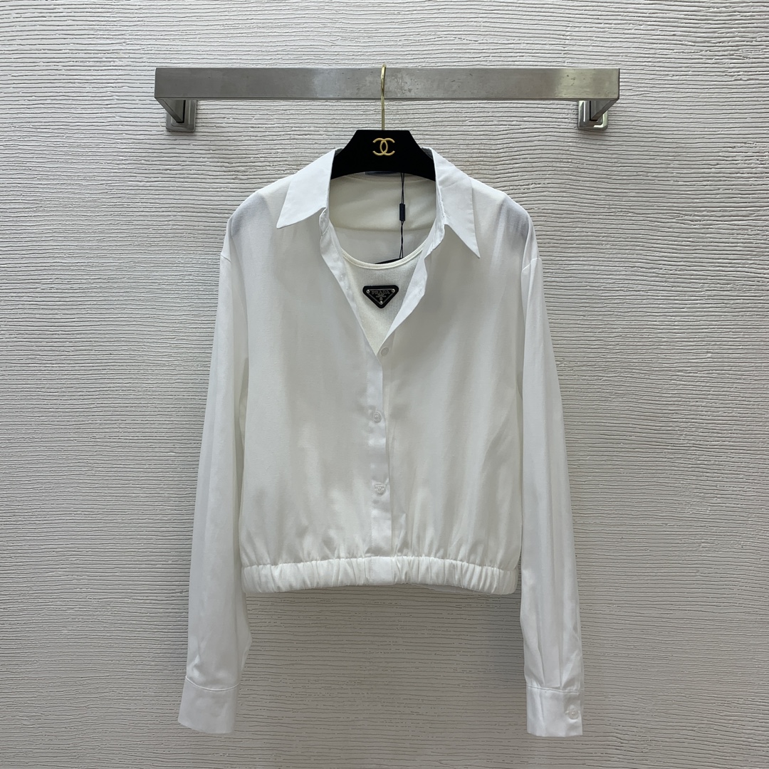 NO:326171,Model number D25031277 PRAD*A new P home classic triangle logo decoration fake two-piece spliced ​​button lapel elastic tight sling short long-sleeved shirt top!  White, blue, (M size shoulder width 48, front bust 104/108, sleeve length 60, clothing length 55) hair, prada, alexander wang19860909款号D25031277 PRAD*A新款P家经典三角标logo装饰假两件拼接系扣翻领松紧收摆短款长袖衬衣上衣！白色、蓝色、（M码肩宽48,前胸围104/108,袖长60,衣长55）发,,prada,alexander wang,Women's clothing