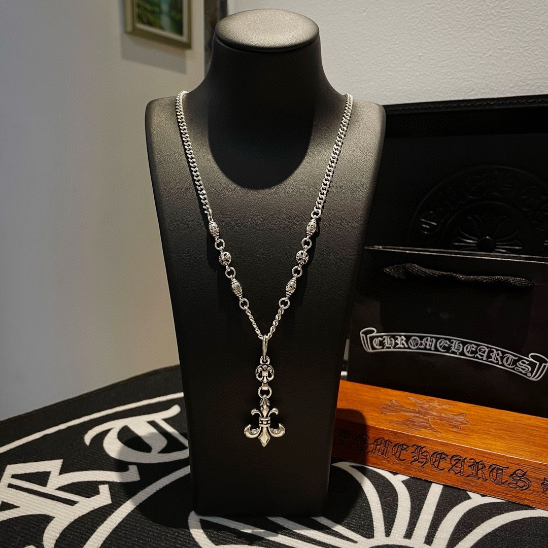 NO:113895,New [Counter Quality] Chrome Hearts Croxin classic retro side necklace Scout flower pendant Different concave and convex shapes present unique styles Cross Scout flower is Croxin's ambition, so it lasts for a long time. Genuine version Chrome Hearts Croxin is different from the market ordinary light version. The quality is benchmarked against the quality of the version. The details of the print are retro and old gray oxygen. Seiko version!  !  !  Pure handmade ~ Authentic model opening must-have fashion and fashion, both men and women can wear it, same style for couples, original official website, rock punk style silver style, retro elements, trendy and versatile!  , jewelry boutique, chrome hearts, chrome hearts, necklace19860909新款【专柜品质】Chrome Hearts克罗心经典复古侧身项链 童军花吊坠 凹凸造型不同的花纹设计风格 呈现出与众不同 十字架 童军花是克罗心的志 所以更经久不衰 正品打版Chrome Hearts克罗心 区别市场普通轻版 对版对标品质 看字印细节 复古做旧灰氧程度.精工版本！！！ 纯手工打造 ～正品开模潮流时尚必备 男女均可佩戴 情侣同款 官网原版 摇滚朋克泰银风格 复古元素 潮流百搭！,饰品精品,chrome hearts,chrome hearts,necklace,Jewelry
