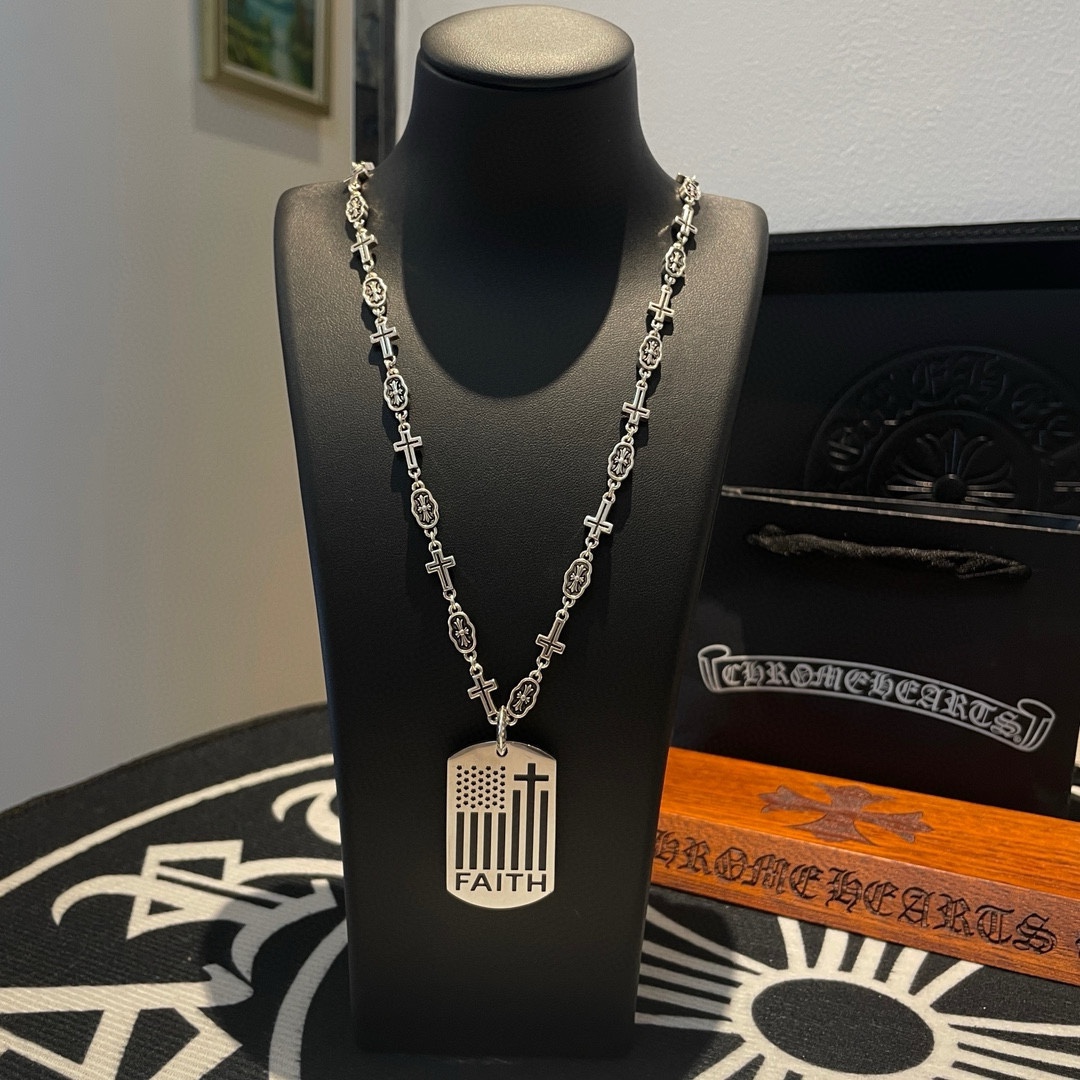 NO:106931,New [Counter Quality] Chrome Hearts Croxin Classic retro multi-element cross necklace, square tag pendant, different pattern design styles with different concave and convex shapes present a unique style Cross Scout flower is Croxin's ambition, so it lasts for a longer time. Genuine version of Chrome Hearts Croxin, differentiates the market ordinary light version, benchmarks the quality of the version, looks at the details of the letter printing, retro old gray oxygen level. Seiko version!  !  !  Pure handmade ~ Authentic model opening must-have fashion and fashion, both men and women can wear it, same style for couples, original official website, rock punk style silver style, retro elements, trendy and versatile!  , jewelry boutique, chrome hearts, chrome hearts, necklace19860909新款【专柜品质】Chrome Hearts克罗心 经典复古多元素十字架项链,方牌吊坠 ,凹凸造型不同的花纹设计风格 呈现出与众不同 十字架 童军花是克罗心的志 所以更经久不衰 正品打版Chrome Hearts克罗心 区别市场普通轻版 对版对标品质 看字印细节 复古做旧灰氧程度.精工版本！！！ 纯手工打造 ～正品开模潮流时尚必备 男女均可佩戴 情侣同款 官网原版 摇滚朋克泰银风格 复古元素 潮流百搭！,饰品精品,chrome hearts,chrome hearts,necklace,Jewelry