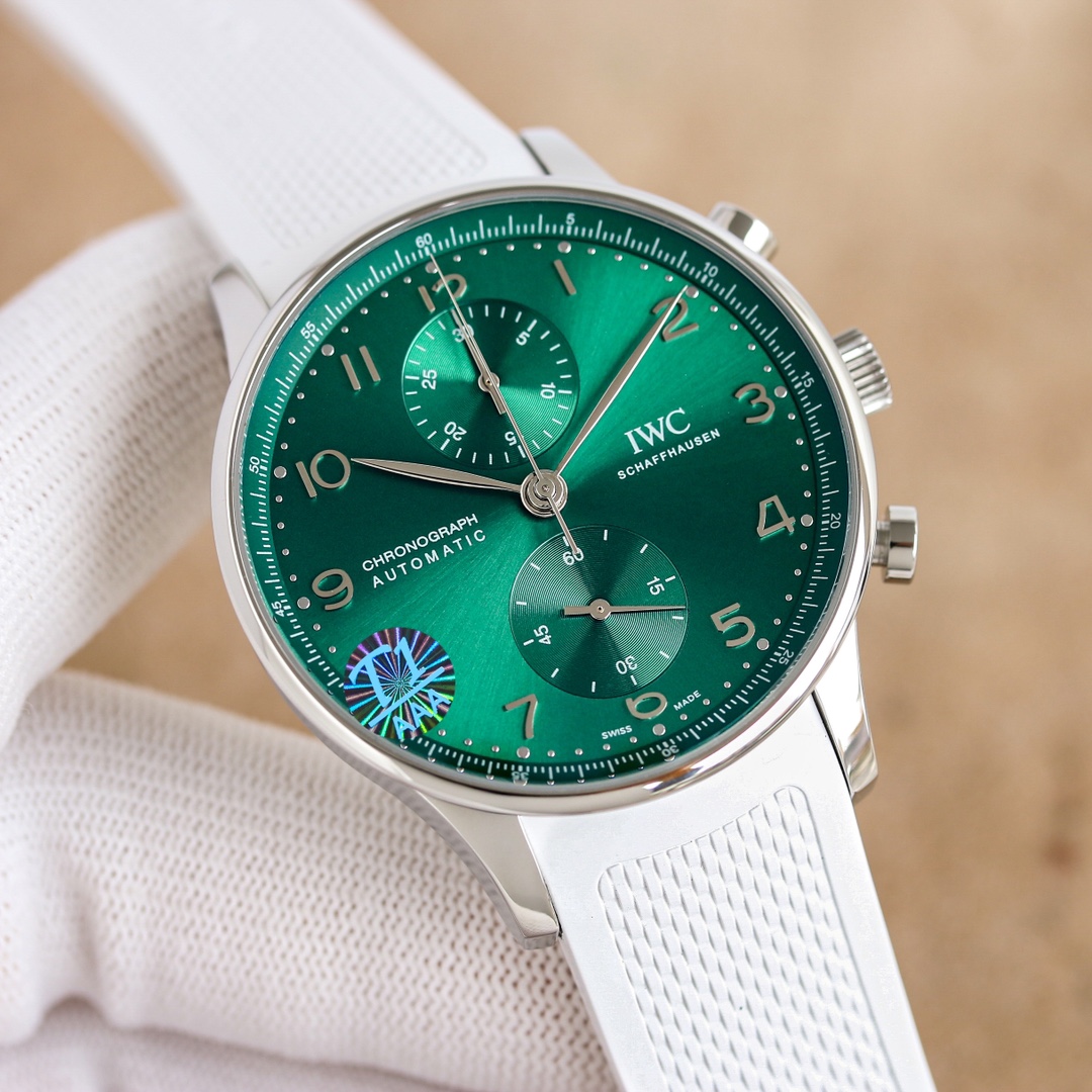 NO:148411,Belt Tape Gold 50 ★ZF★The new work of IWC IW371615 watch (2019 major face-up Portuguese project) [Excellent details] 1. The back is transparent, and the movement can be seen at a glance. 2. The new buckle design is more comfortable and exquisite. 3. The custom version of CAL.69355 movement has no reason to realize all the original functions. 4. The two sapphire crystal glass in the front and rear are extremely transparent. 5. The proportion and pattern have been adjusted many times to be consistent with the authentic product. The wrist is fresh and elegant, and the appearance is extraordinary.,,iwc19860909皮带 胶带 金50 ★ZF★扛鼎新款作品一IWC万国表葡萄牙系列IW371615腕表（2019年大改款葡计）【精彩细节】 1.精致背透,机芯可一览无余. 2.新版表扣设计更加舒适精妙. 3.定制版CAL.69355机芯,无理由实现原装所有功能. 4.前后两片蓝宝石水晶玻璃,通透无比. 5.比例和版型经过多次校正,做到与正品一致贴合手腕清新俊逸 品貌非凡.,,iwc,Watch