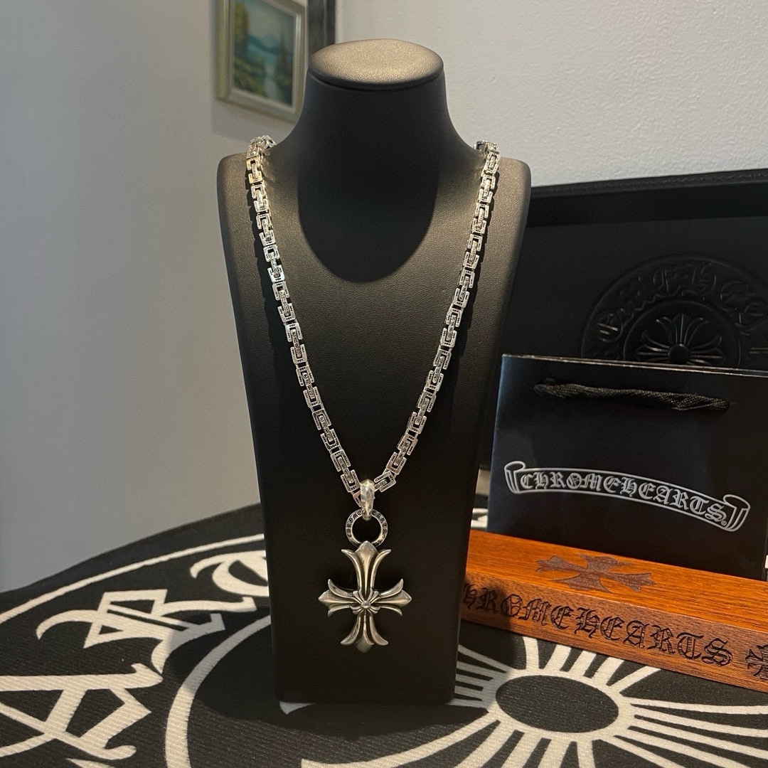 NO:106934,New [Counter Quality] Chrome Hearts Croxin Classic retro square buckle necklace, cross pendant, different pattern design styles with concave and concave shapes present a unique style. Cross Scout flowers are Croxin's ambitions, so they last longer. Genuine version of Chrome Hearts Croxin, differentiated from the market, benchmarked on the quality of the version, looked at the details of the letter printing, the degree of retro old gray oxygen. Seiko version!  !  !  Pure handmade ~ Authentic model opening must-have fashion and fashion, both men and women can wear it, same style for couples, original official website, rock punk style silver style, retro elements, trendy and versatile!  , jewelry boutique, chrome hearts, chrome hearts, necklace19860909新款【专柜品质】Chrome Hearts克罗心 经典复古方扣项链 ,十字架吊坠,凹凸造型不同的花纹设计风格 呈现出与众不同 十字架 童军花是克罗心的志 所以更经久不衰 正品打版Chrome Hearts克罗心 区别市场普通轻版 对版对标品质 看字印细节 复古做旧灰氧程度.精工版本！！！ 纯手工打造 ～正品开模潮流时尚必备 男女均可佩戴 情侣同款 官网原版 摇滚朋克泰银风格 复古元素 潮流百搭！,饰品精品,chrome hearts,chrome hearts,necklace,Jewelry