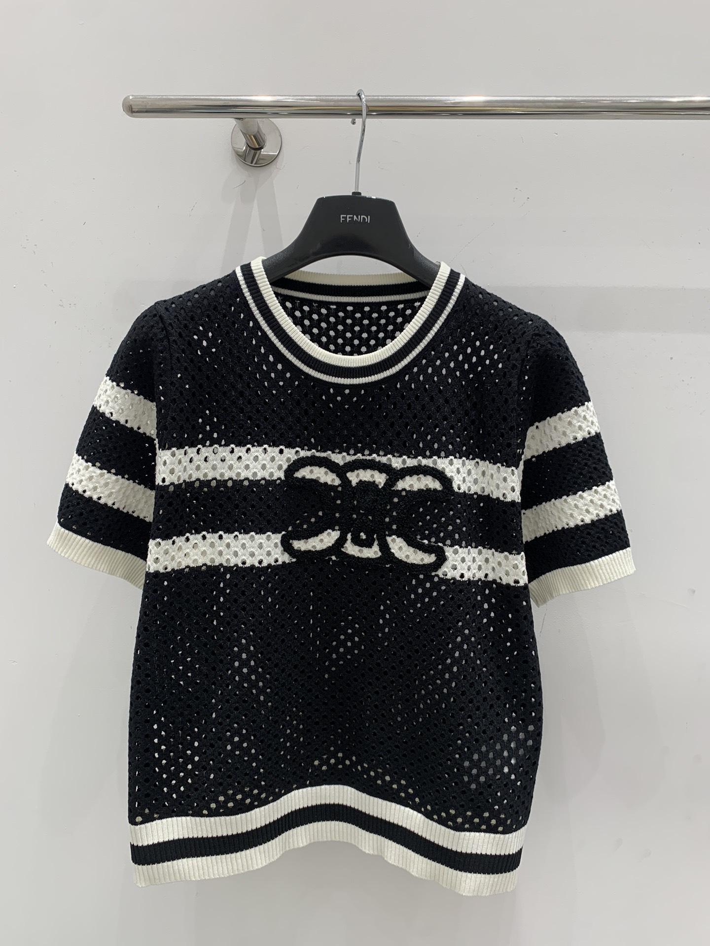 NO:325975,Celin*25 spring and summer new knitted round neck short sleeves classic brand logo pattern towel embroidery decoration hollow design breathable and comfortable fashionable exquisite and versatile size sml A,,celine,T-shirt,alexander wang19860909Celin*25春夏新款针织圆领短袖 经典品牌logo图案毛巾绣装饰 镂空设计透气舒适 时髦精致百搭 尺码sml A,,celine,T-shirt,alexander wang,Women's clothing