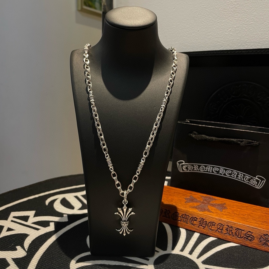 NO:106939,New [Counter Quality] Chrome Hearts Croxin Classic retro multi-element necklace, phoenix tail pendant, different pattern design styles with concave and convex shapes, presenting uniqueness, Cross Scout flowers are Croxin's ambition, so they last longer, genuine version of Chrome Hearts Croxin, differentiating the market ordinary light version, matching the quality, looking at the details of the letter printing, retro old gray oxygen level. Seiko version!  !  !  Pure handmade ~ Authentic model opening must-have fashion and fashion, both men and women can wear it, same style for couples, original official website, rock punk style silver style, retro elements, trendy and versatile!  , jewelry boutique, chrome hearts, chrome hearts, necklace19860909新款【专柜品质】Chrome Hearts克罗心 经典复古多元素项链 凤尾吊坠 凹凸造型不同的花纹设计风格 呈现出与众不同 十字架 童军花是克罗心的志 所以更经久不衰 正品打版Chrome Hearts克罗心 区别市场普通轻版 对版对标品质 看字印细节 复古做旧灰氧程度.精工版本！！！ 纯手工打造 ～正品开模潮流时尚必备 男女均可佩戴 情侣同款 官网原版 摇滚朋克泰银风格 复古元素 潮流百搭！,饰品精品,chrome hearts,chrome hearts,necklace,Jewelry
