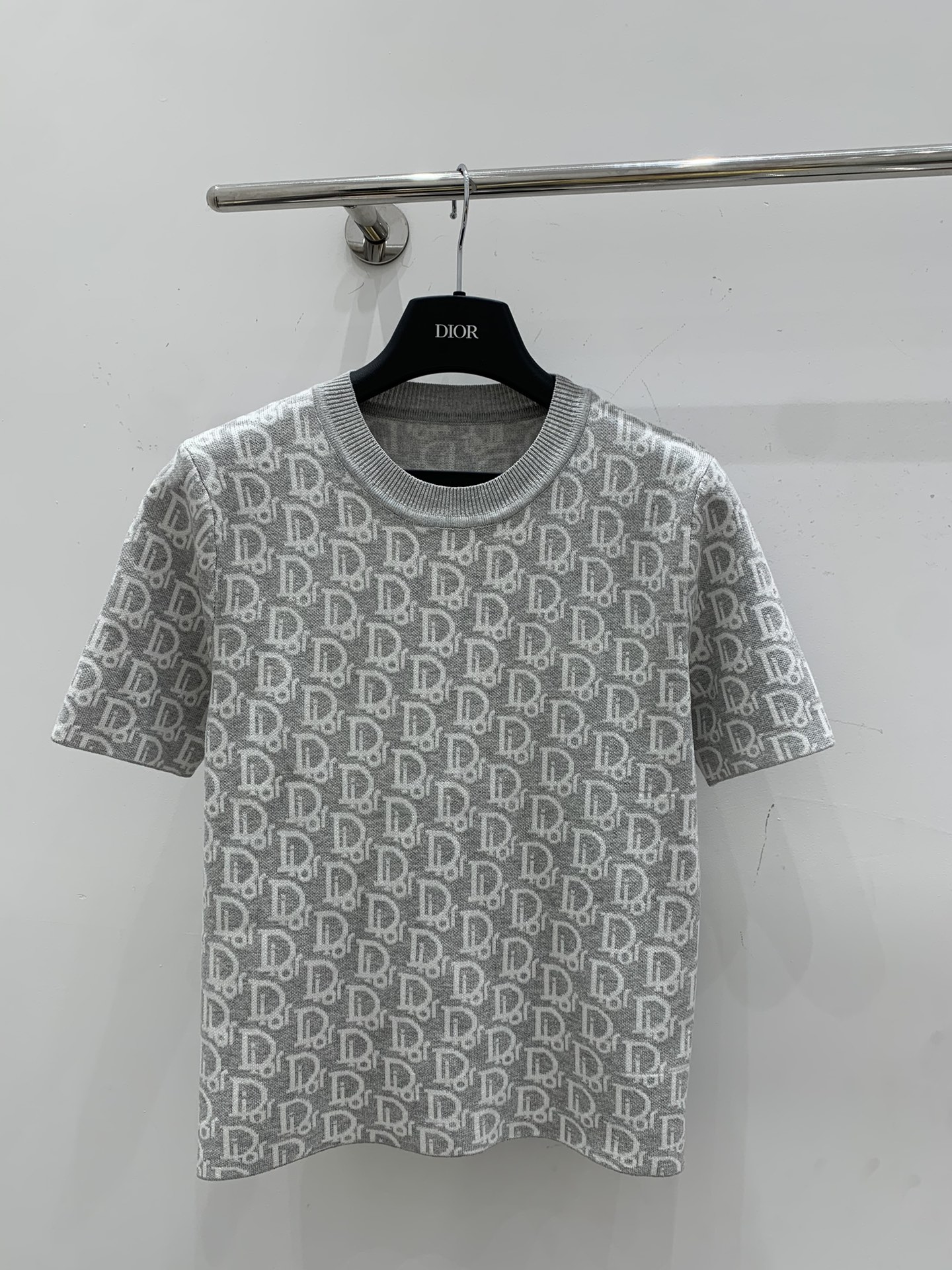 NO:325981,Dio*25 spring and summer new knitted round neck short sleeves, the whole piece of classic letter logo, old-fashioned jacquard decoration, regular style, classic fashionable big brand exquisite and versatile size sml,,dior,T-shirt,alexander wang19860909Dio*25春夏新款针织圆领短袖 整件经典字母logo老花提花装饰 常规版型 经典时髦大牌精致百搭 尺码sml,,dior,T-shirt,alexander wang,Women's clothing