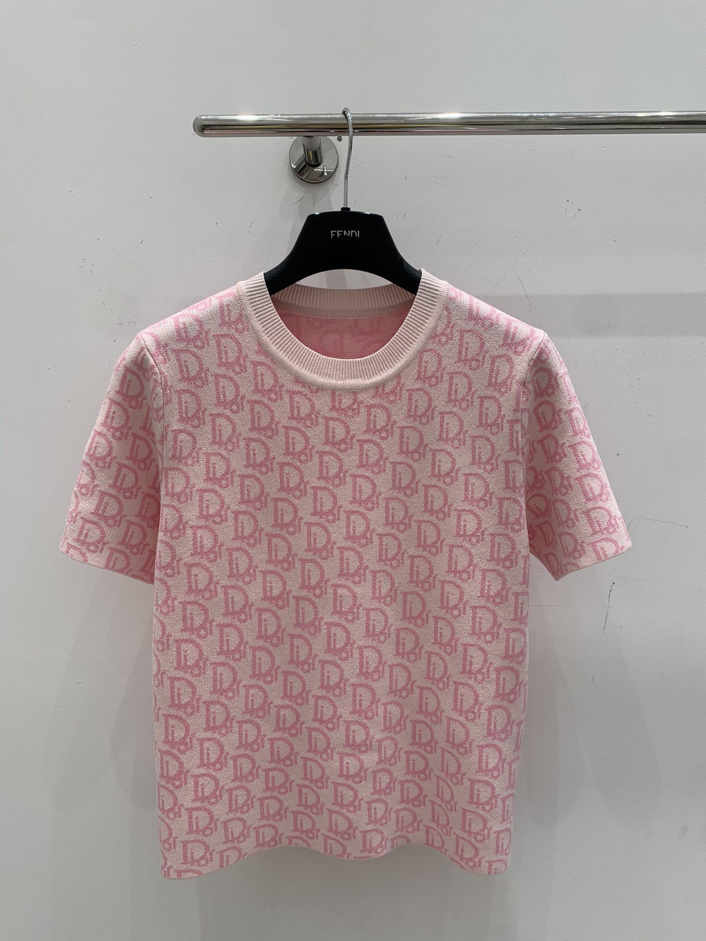 NO:325984,Dio*25 spring and summer new knitted round neck short sleeves, the whole piece of classic letter logo, old-fashioned jacquard decoration, regular style, classic and fashionable brand exquisite and versatile size sml AA,,dior,T-shirt,alexander wang19860909Dio*25春夏新款针织圆领短袖 整件经典字母logo老花提花装饰 常规版型 经典时髦大牌精致百搭 尺码sml AA,,dior,T-shirt,alexander wang,Women's clothing