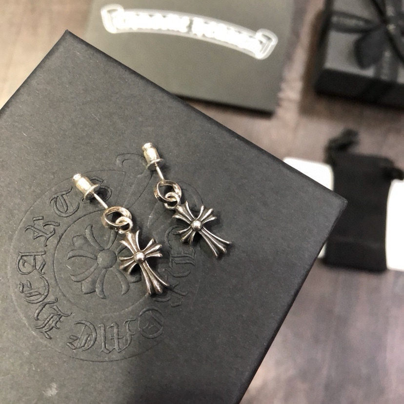 NO:106944,New [Counter Quality] Chrome Hearts Croxin classic retro cross earrings, different concave and convex shapes, presenting unique styles. Cross Scout flowers are Croxin's logo, so they last longer. Genuine version Chrome Hearts Croxin necklaces are the ordinary light version of the market. The quality is benchmarked against the quality of the text and print details. The degree of retro old gray oxygen. Seiko version!  !  !  Pure handmade ~ Authentic model opening must-have fashion and fashion, both men and women can wear it, same style for couples, original official website, rock punk style silver style, retro elements, trendy and versatile!  , jewelry boutique, chrome hearts, chrome hearts, necklace19860909新款【专柜品质】Chrome Hearts克罗心经典复古十字架耳钉 凹凸造型不同的花纹设计风格 呈现出与众不同 十字架 童军花是克罗心的标志 所以更经久不衰 正品打版Chrome Hearts克罗心项链区别市场普通轻版 对版对标品质 看字印细节 复古做旧灰氧程度.精工版本！！！ 纯手工打造 ～正品开模潮流时尚必备 男女均可佩戴 情侣同款 官网原版 摇滚朋克泰银风格 复古元素 潮流百搭！,饰品精品,chrome hearts,chrome hearts,necklace,Jewelry