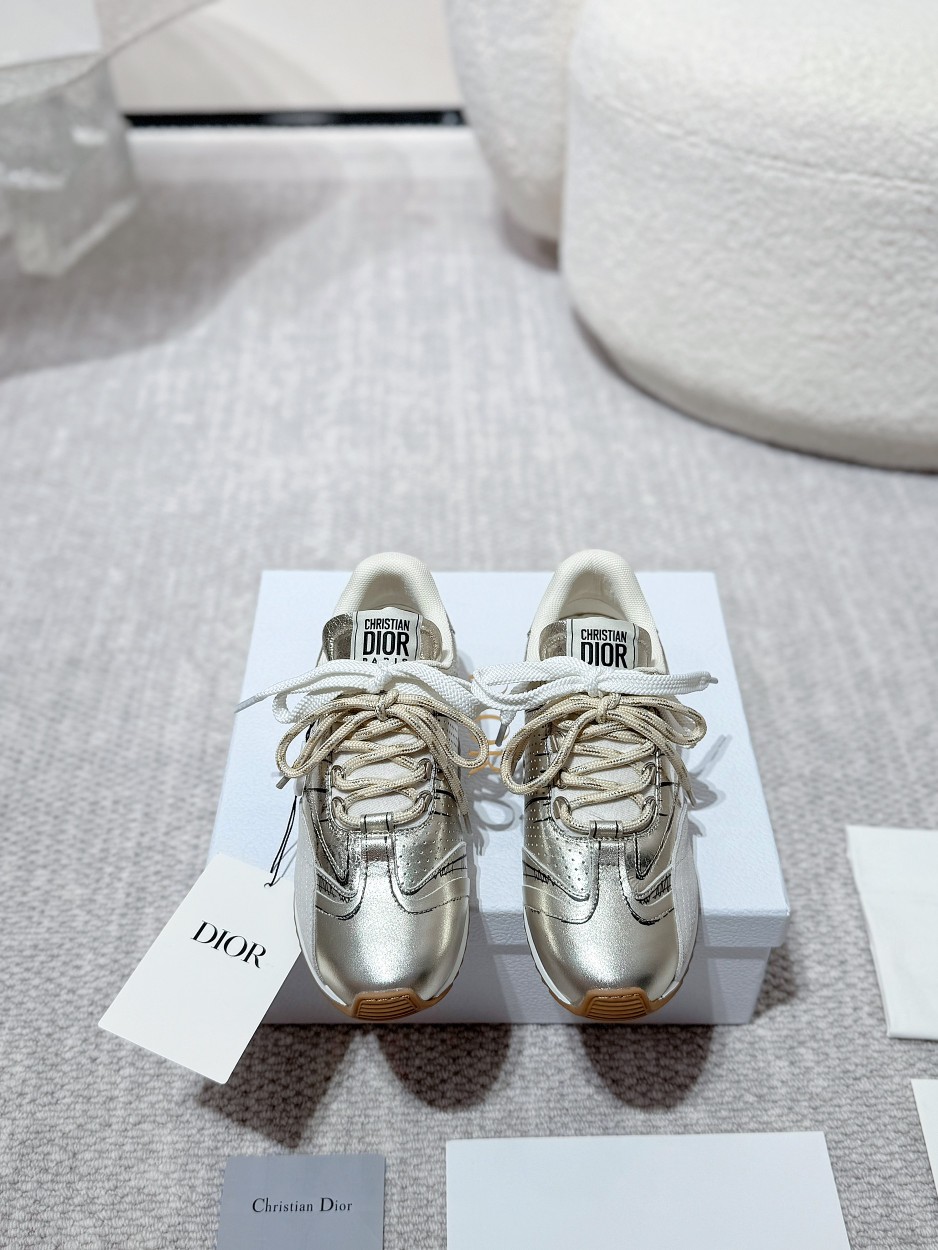 NO:238356,High-end version. Original purchase and development h or this Dior Vibe sneaker incorporates Dior's high-order spirit to reinterpret classic running shoes and training shoes. Forrest Gump shoes. Paired with Oblique printed 3D printing technology original replica fabric to create a contrasting modern style. Details are displayed in 3D effects and the logo decoration on the side and back side are further embellished. Complementing with various casual or elegant items, creating a modern look. * The tongue is decorated with the Christian Dior PARIS logo in 3 different colors and fabrics. Consistent with the original version. Full of details. Welcome to compare the ordinary pictures and make-up versions on the market. * The original rubber TPU sole is decorated with DIOR logo. The concave and concave sole is decorated with Christian Dior  The lucky star symbol. The original version is consistent. Full of details. It is really good. Celebrities and Internet celebrities are so beautiful and amazing. The configuration of the counter is genuine original packaging. Material - original cowhide with cow leather surface and rainproof cloth; original mold open sole Size35-40 (41 can be customized), casual shoes/sports shoes, dior, dior, sneakers, cowhide19860909高版本. 原版购入开发 h or 这款Dior Vibe迪奥运动鞋融入 Dior 的高订精神,重新诠释经典跑鞋德训鞋.阿甘鞋.搭配 Oblique 印花3D打印科技原版复刻面料、打造对比鲜明的现代风格. 以 3D 效果展示细节、侧面后侧Logo装饰标志性细节进一步点缀. 与各式休闲或优雅单品相得益彰,打造摩登造型. * 鞋舌以3种不同颜色与布料重叠走线饰以Christian Dior PARIS Logo标志. 与原版一致.细节满满. 欢迎对比秒杀市面普通看图做货版本. * 原版橡胶TPU鞋底饰以 DIOR 标志. 凸凹胶质鞋底饰以 Christian Dior 的幸运星符号. 原版一致.满满细节. 真心好货.明星网红纷纷上脚超美超赞. 配置专柜正品原版包装. 材质-原版牛皮面搭配牛绒与防雨布；原版开模大底 Size35-40（41可订做）,休闲鞋/运动鞋,dior,dior,sneakers,cowhide,Women's Shoes