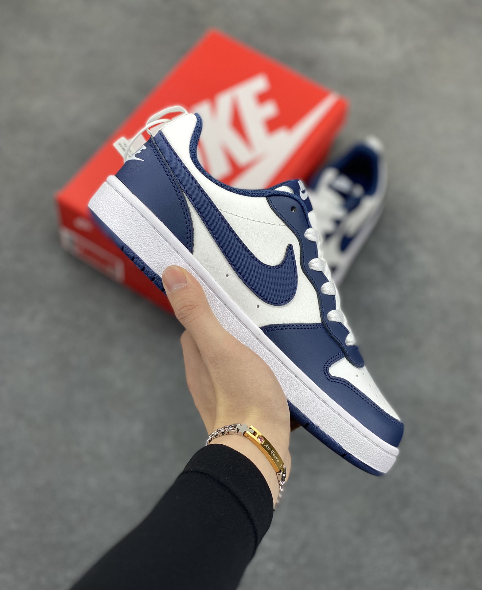 福利特价 Nike Court Borough Low 低帮百搭透气休闲运动板鞋男女鞋 经典耐用的设计,兼顾舒适脚感和出众风范,演绎匠心之作。结构性的支撑贴合感结合复古篮球设计,塑就场外全明星风范。 货号:BQ5448-107 尺码:36 36.5 37.5 38 38.5 39 40 40.5 41 42 42.5 43 44 45-选品中心