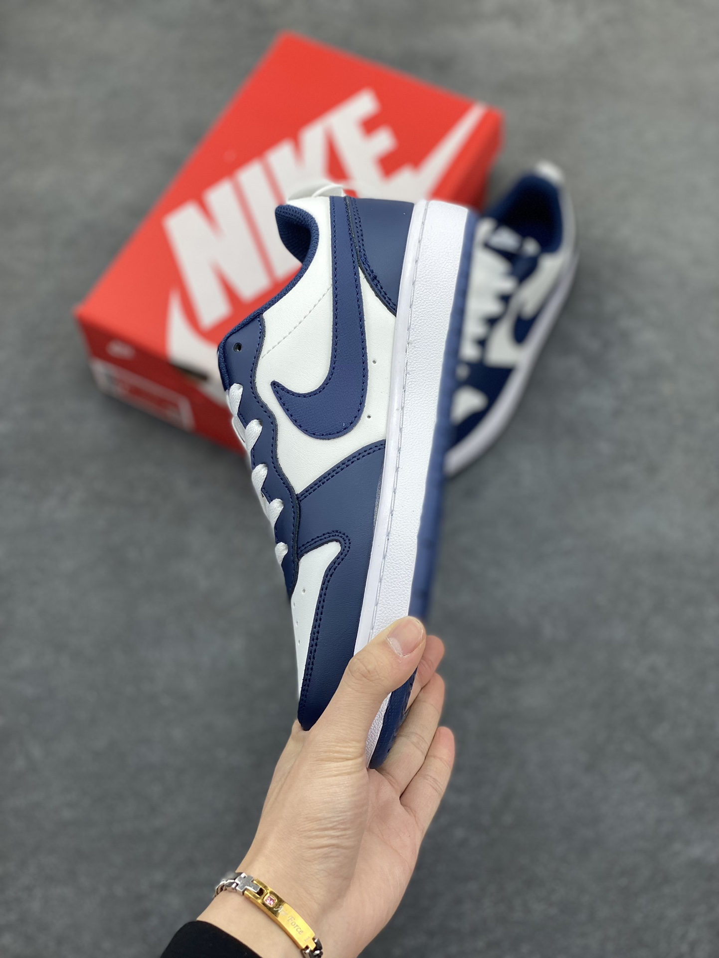 图片[3]-福利特价 Nike Court Borough Low 低帮百搭透气休闲运动板鞋男女鞋 经典耐用的设计，兼顾舒适脚感和出众风范，演绎匠心之作。结构性的支撑贴合感结合复古篮球设计，塑就场外全明星风范。 货号：BQ5448-107 尺码：36 36.5 37.5 38 38.5 39 40 40.5 41 42 42.5 43 44 45-选品中心