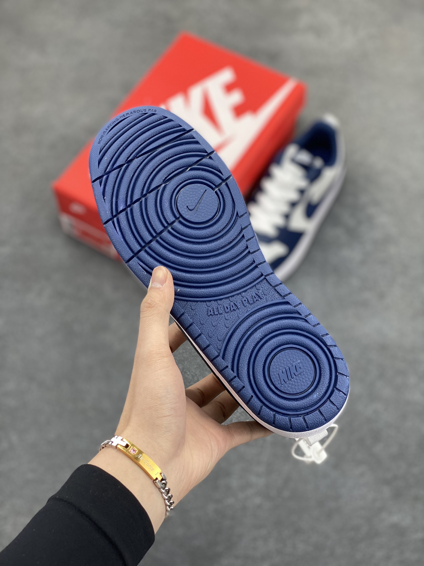 图片[5]-福利特价 Nike Court Borough Low 低帮百搭透气休闲运动板鞋男女鞋 经典耐用的设计，兼顾舒适脚感和出众风范，演绎匠心之作。结构性的支撑贴合感结合复古篮球设计，塑就场外全明星风范。 货号：BQ5448-107 尺码：36 36.5 37.5 38 38.5 39 40 40.5 41 42 42.5 43 44 45-选品中心