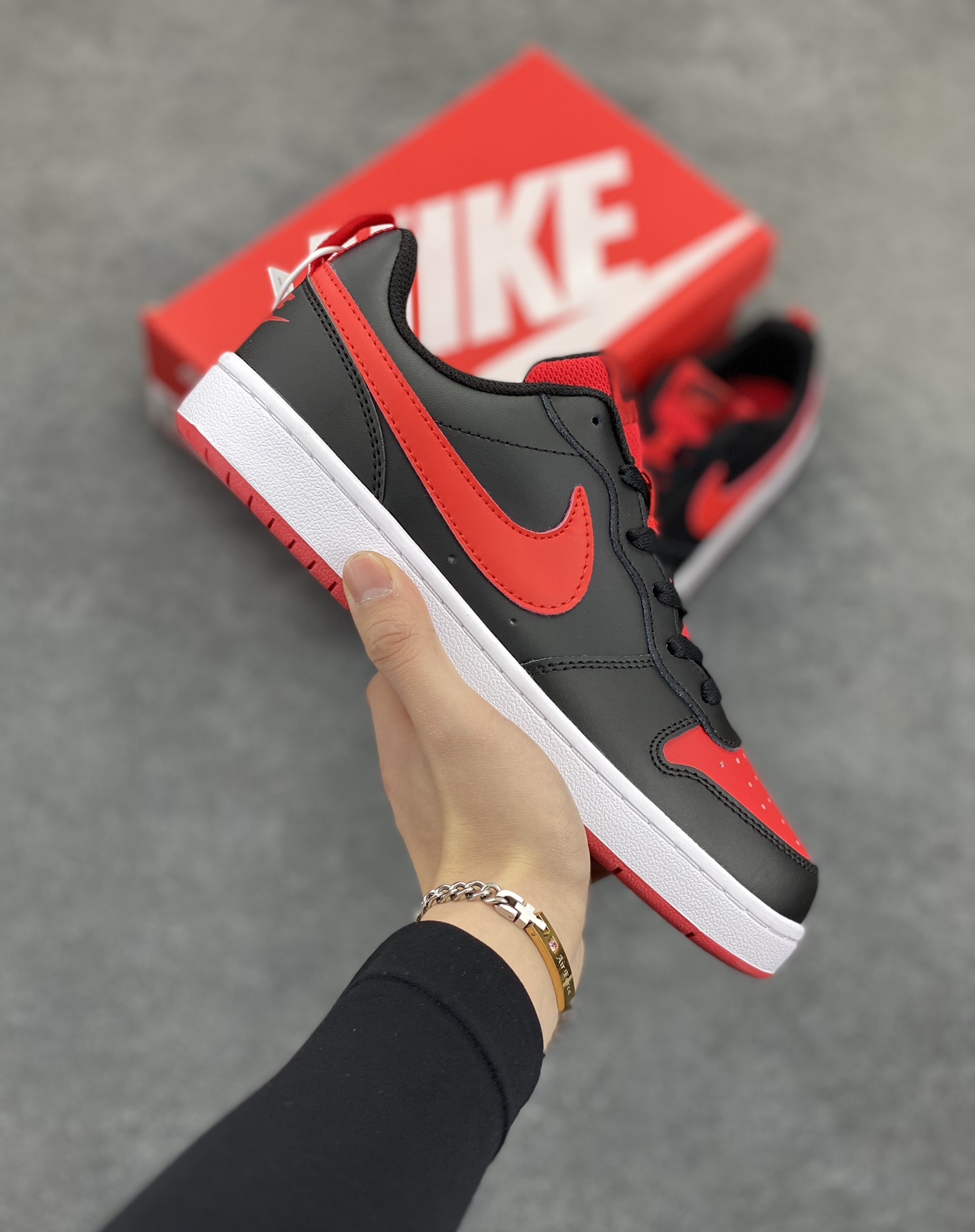 福利特价 Nike Court Borough Low 低帮百搭透气休闲运动板鞋男女鞋 经典耐用的设计，兼顾舒适脚感和出众风范，演绎匠心之作。结构性的支撑贴合感结合复古篮球设计，塑就场外全明星风范。 货号：BQ5448-007 尺码：36 36.5 37.5 38 38.5 39 40 40.5 41 42 42.5 43 44 45-选品中心