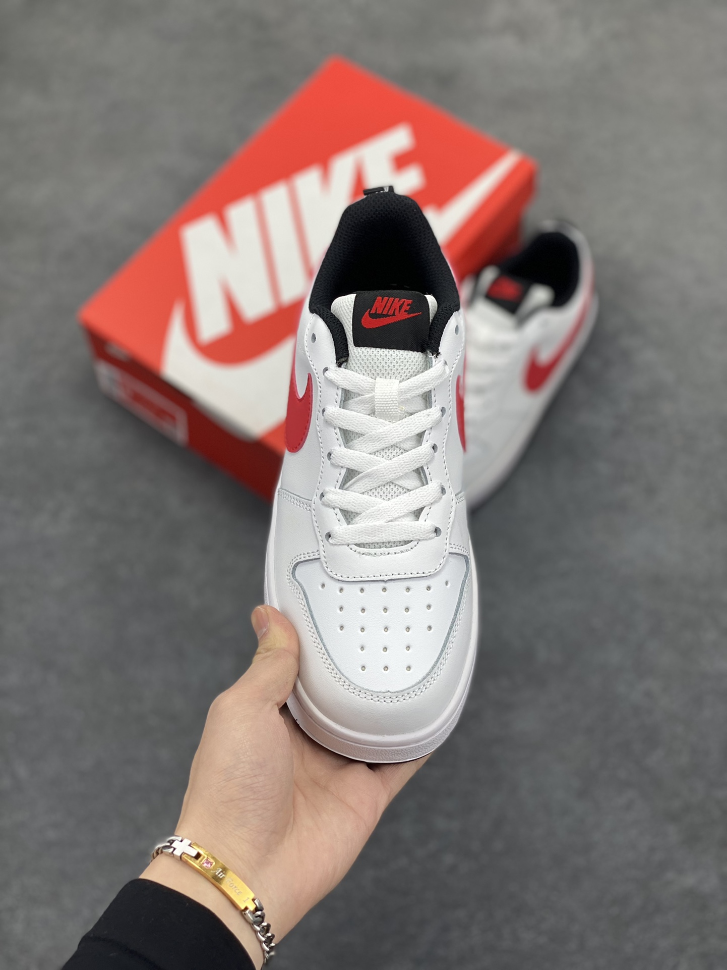 图片[2]-福利特价 Nike Court Borough Low 低帮百搭透气休闲运动板鞋男女鞋 经典耐用的设计，兼顾舒适脚感和出众风范，演绎匠心之作。结构性的支撑贴合感结合复古篮球设计，塑就场外全明星风范。 货号：BQ5448-110 尺码：36 36.5 37.5 38 38.5 39 40 40.5 41 42 42.5 43 44 45-选品中心