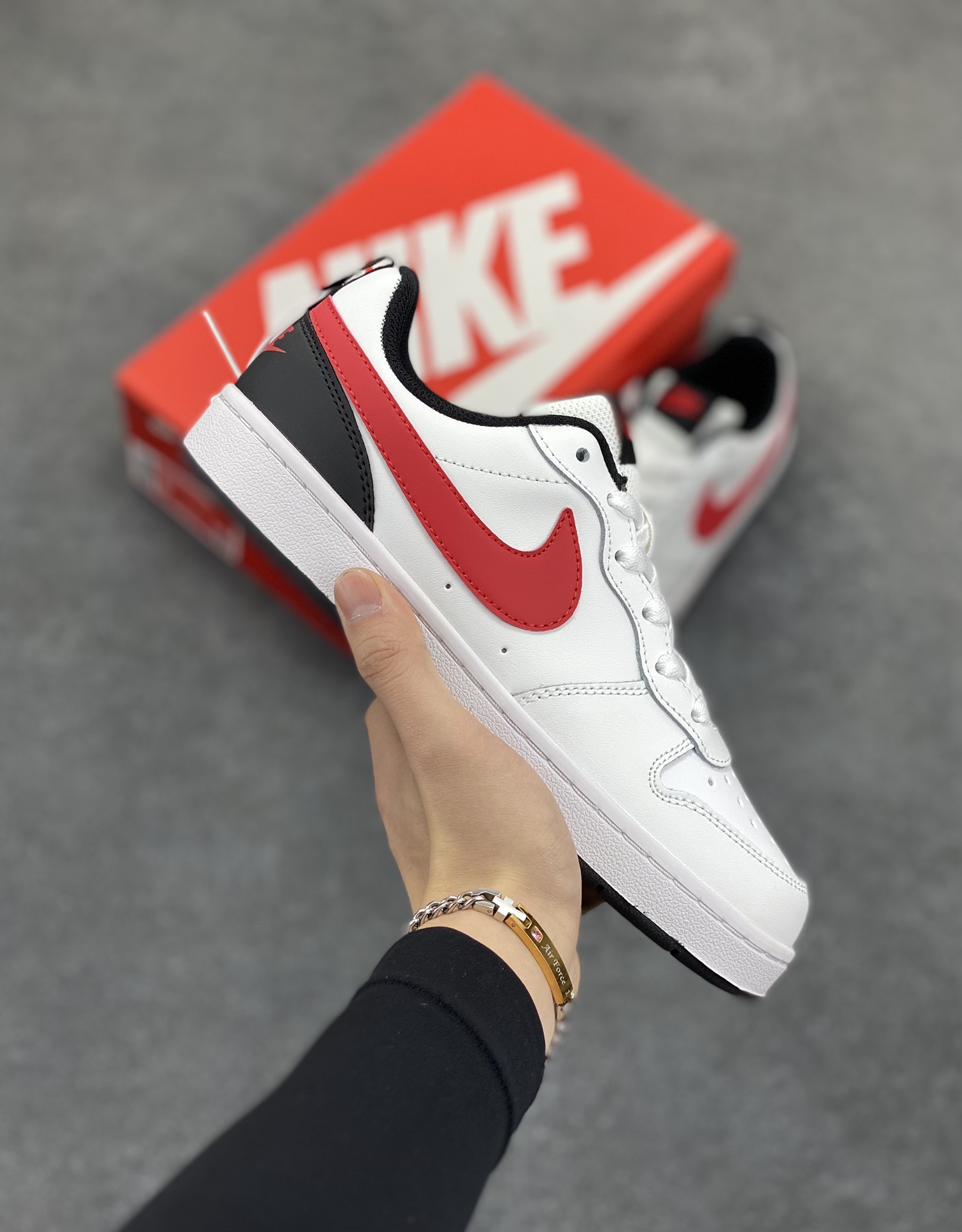 福利特价 Nike Court Borough Low 低帮百搭透气休闲运动板鞋男女鞋 经典耐用的设计，兼顾舒适脚感和出众风范，演绎匠心之作。结构性的支撑贴合感结合复古篮球设计，塑就场外全明星风范。 货号：BQ5448-110 尺码：36 36.5 37.5 38 38.5 39 40 40.5 41 42 42.5 43 44 45-选品中心