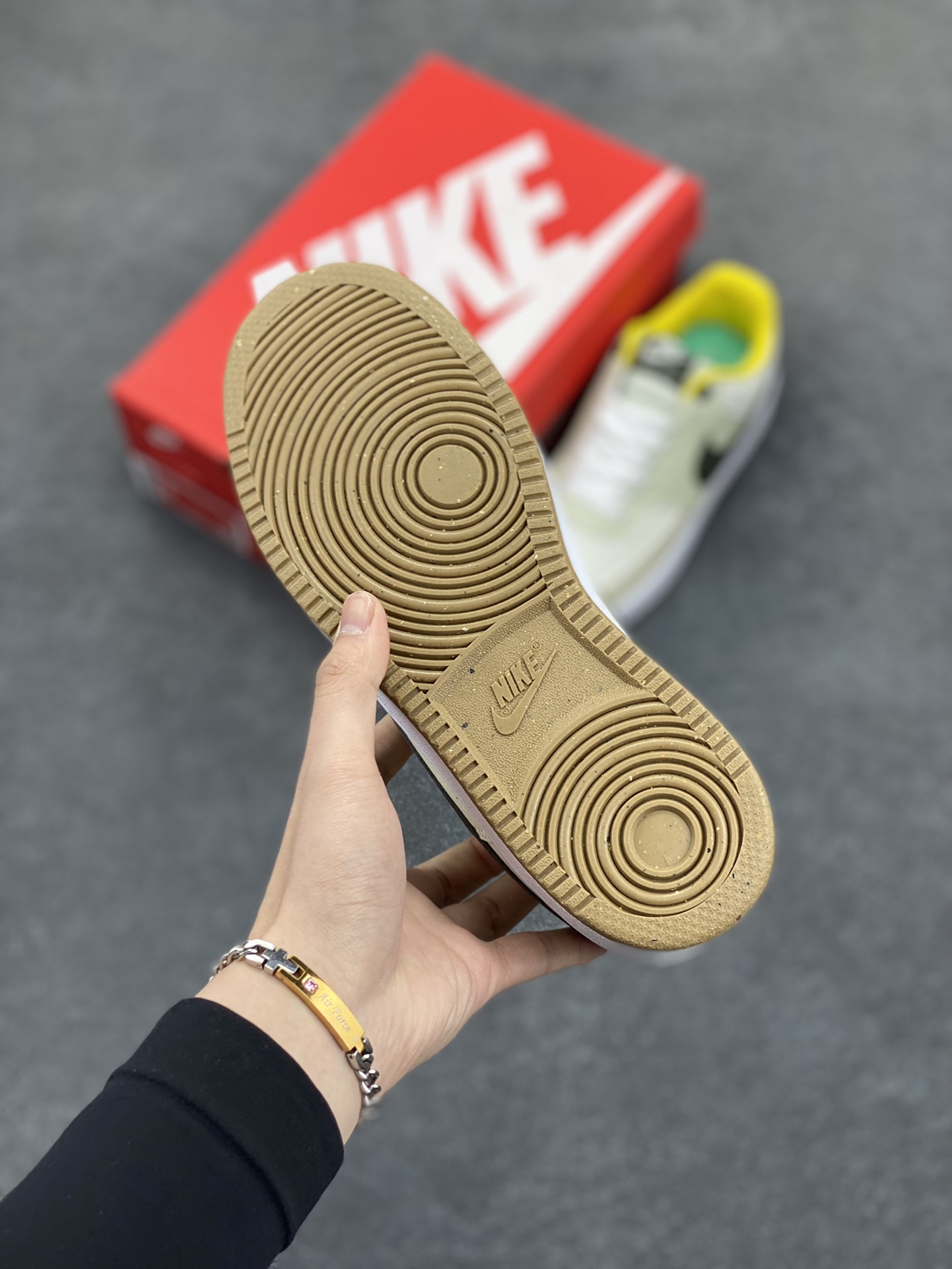 图片[5]-福利特价 Nike Court Borough Low 低帮百搭透气休闲运动板鞋男女鞋 经典耐用的设计，兼顾舒适脚感和出众风范，演绎匠心之作。结构性的支撑贴合感结合复古篮球设计，塑就场外全明星风范。 货号：FV3630-131 尺码：36 36.5 37.5 38 38.5 39 40 40.5 41 42 42.5 43 44 45-选品中心