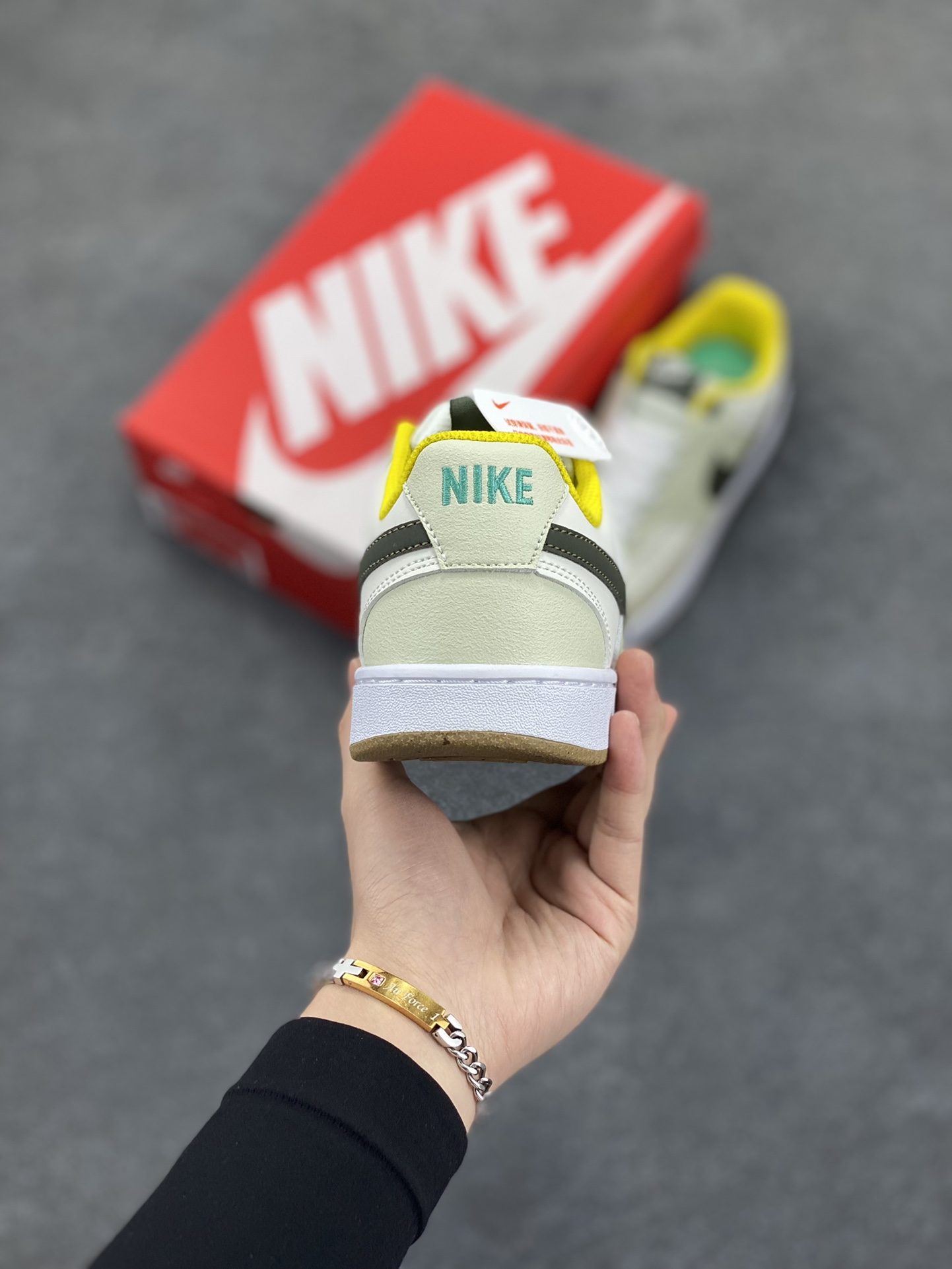 图片[4]-福利特价 Nike Court Borough Low 低帮百搭透气休闲运动板鞋男女鞋 经典耐用的设计，兼顾舒适脚感和出众风范，演绎匠心之作。结构性的支撑贴合感结合复古篮球设计，塑就场外全明星风范。 货号：FV3630-131 尺码：36 36.5 37.5 38 38.5 39 40 40.5 41 42 42.5 43 44 45-选品中心
