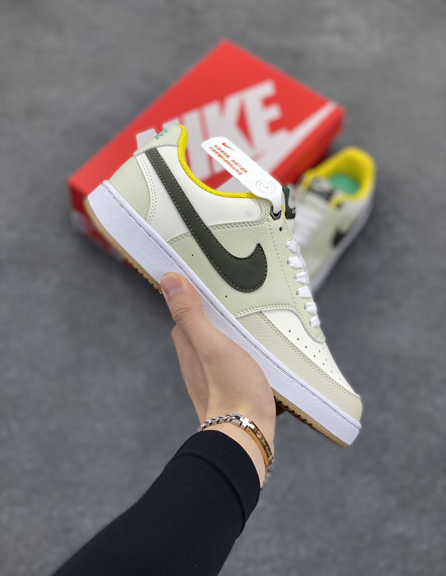 福利特价 Nike Court Borough Low 低帮百搭透气休闲运动板鞋男女鞋 经典耐用的设计,兼顾舒适脚感和出众风范,演绎匠心之作。结构性的支撑贴合感结合复古篮球设计,塑就场外全明星风范。 货号:FV3630-131 尺码:36 36.5 37.5 38 38.5 39 40 40.5 41 42 42.5 43 44 45-选品中心