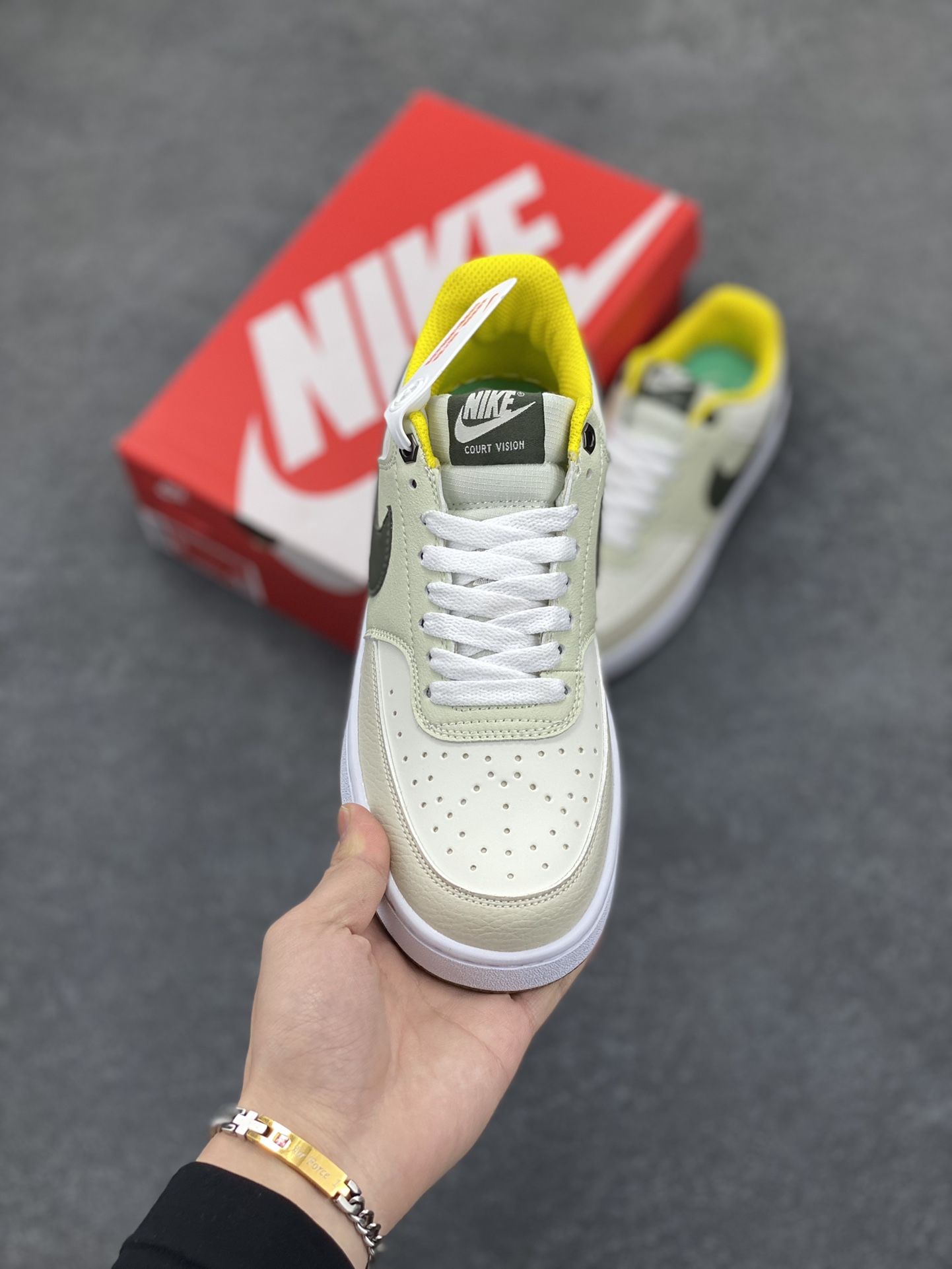 图片[2]-福利特价 Nike Court Borough Low 低帮百搭透气休闲运动板鞋男女鞋 经典耐用的设计，兼顾舒适脚感和出众风范，演绎匠心之作。结构性的支撑贴合感结合复古篮球设计，塑就场外全明星风范。 货号：FV3630-131 尺码：36 36.5 37.5 38 38.5 39 40 40.5 41 42 42.5 43 44 45-选品中心