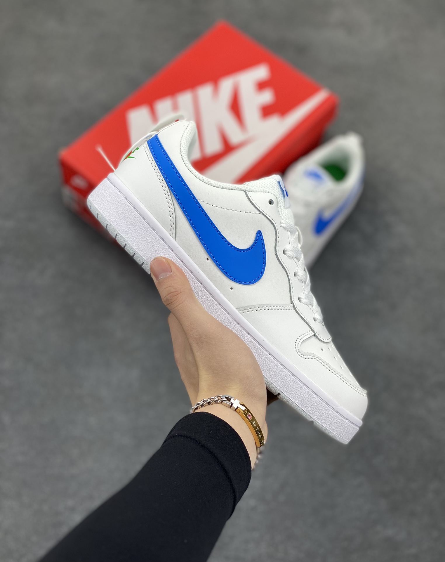福利特价 Nike Court Borough Low 低帮百搭透气休闲运动板鞋男女鞋 经典耐用的设计，兼顾舒适脚感和出众风范，演绎匠心之作。结构性的支撑贴合感结合复古篮球设计，塑就场外全明星风范。 货号：BQ5448-123 尺码：36 36.5 37.5 38 38.5 39 40 40.5 41 42 42.5 43 44 45-选品中心