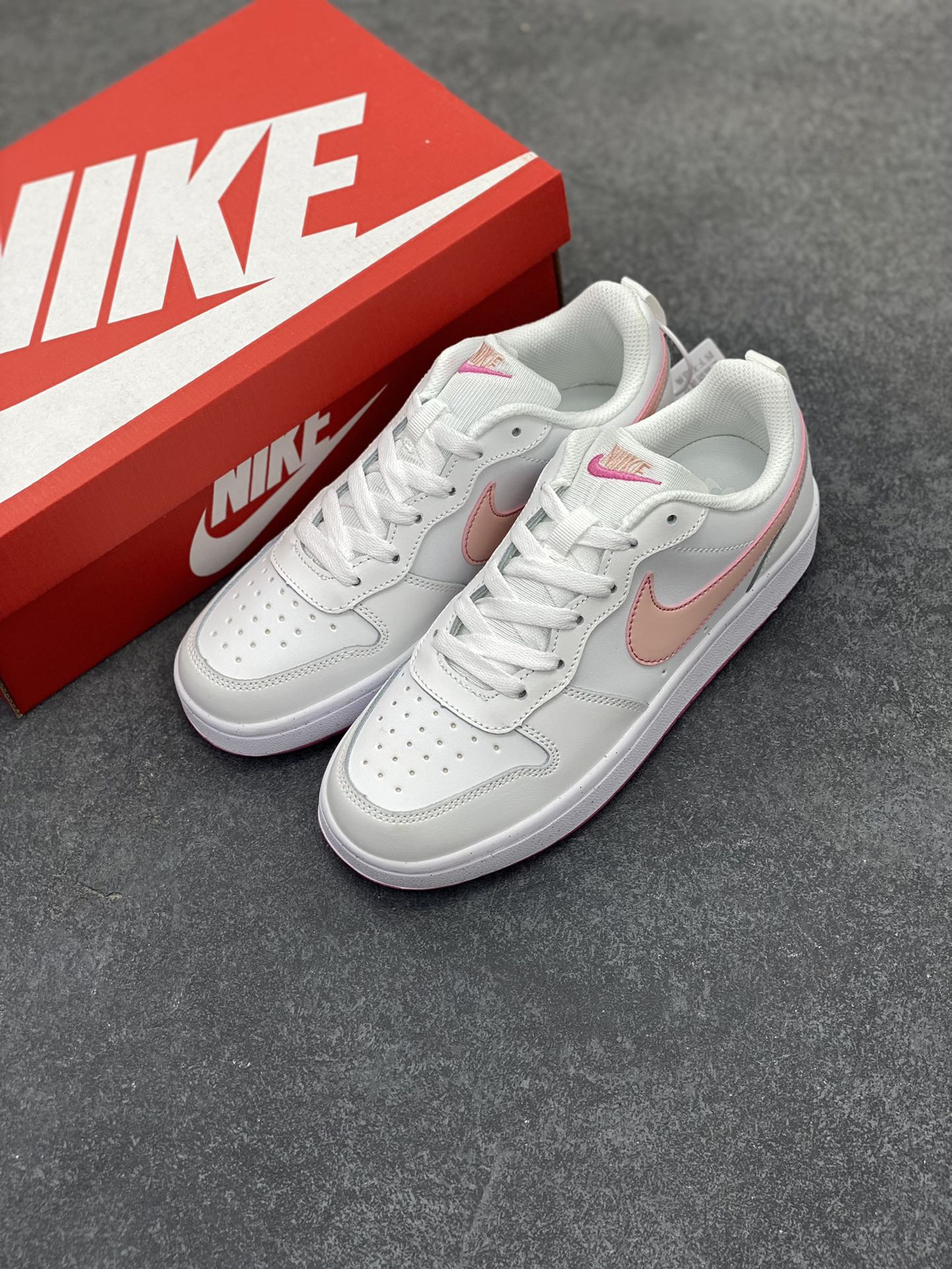 图片[8]-福利特价 Nike Court Borough Low 低帮百搭透气休闲运动板鞋男女鞋 经典耐用的设计，兼顾舒适脚感和出众风范，演绎匠心之作。结构性的支撑贴合感结合复古篮球设计，塑就场外全明星风范。 货号：DV5456-111 尺码：36 36.5 37.5 38 38.5 39 40 40.5 41 42 42.5 43 44 45-选品中心