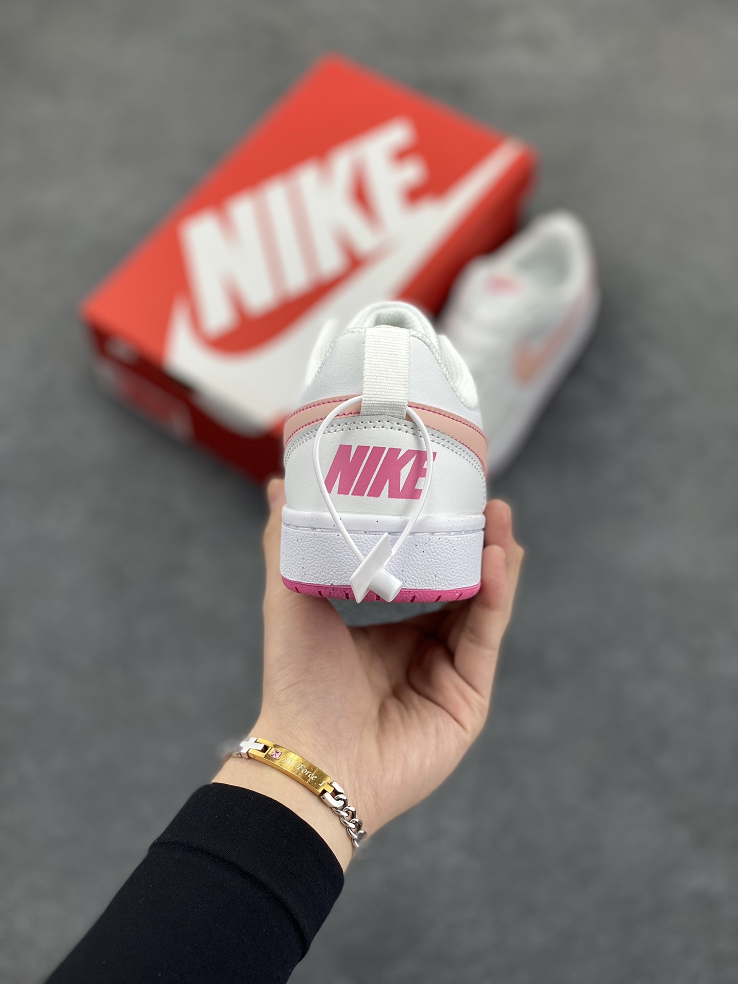 图片[4]-福利特价 Nike Court Borough Low 低帮百搭透气休闲运动板鞋男女鞋 经典耐用的设计，兼顾舒适脚感和出众风范，演绎匠心之作。结构性的支撑贴合感结合复古篮球设计，塑就场外全明星风范。 货号：DV5456-111 尺码：36 36.5 37.5 38 38.5 39 40 40.5 41 42 42.5 43 44 45-选品中心