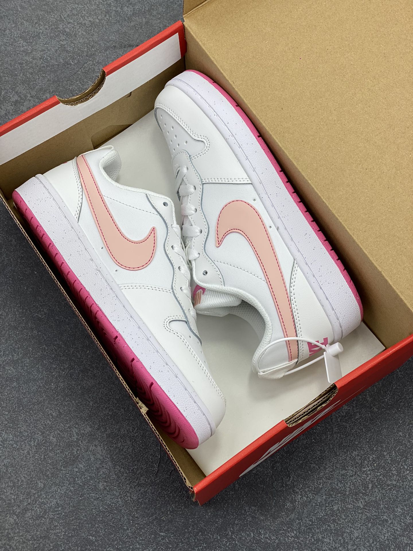 图片[9]-福利特价 Nike Court Borough Low 低帮百搭透气休闲运动板鞋男女鞋 经典耐用的设计，兼顾舒适脚感和出众风范，演绎匠心之作。结构性的支撑贴合感结合复古篮球设计，塑就场外全明星风范。 货号：DV5456-111 尺码：36 36.5 37.5 38 38.5 39 40 40.5 41 42 42.5 43 44 45-选品中心