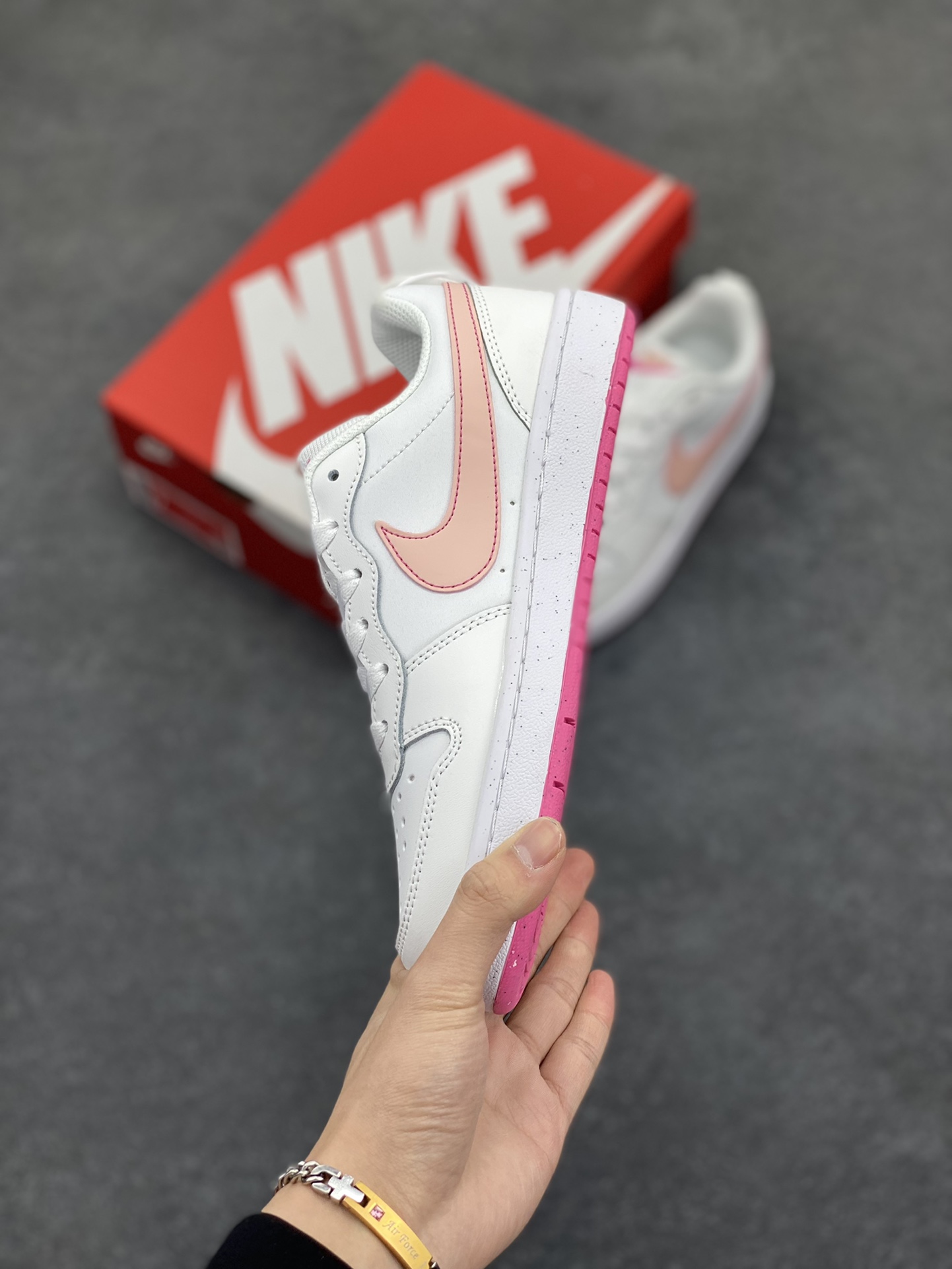 图片[3]-福利特价 Nike Court Borough Low 低帮百搭透气休闲运动板鞋男女鞋 经典耐用的设计，兼顾舒适脚感和出众风范，演绎匠心之作。结构性的支撑贴合感结合复古篮球设计，塑就场外全明星风范。 货号：DV5456-111 尺码：36 36.5 37.5 38 38.5 39 40 40.5 41 42 42.5 43 44 45-选品中心