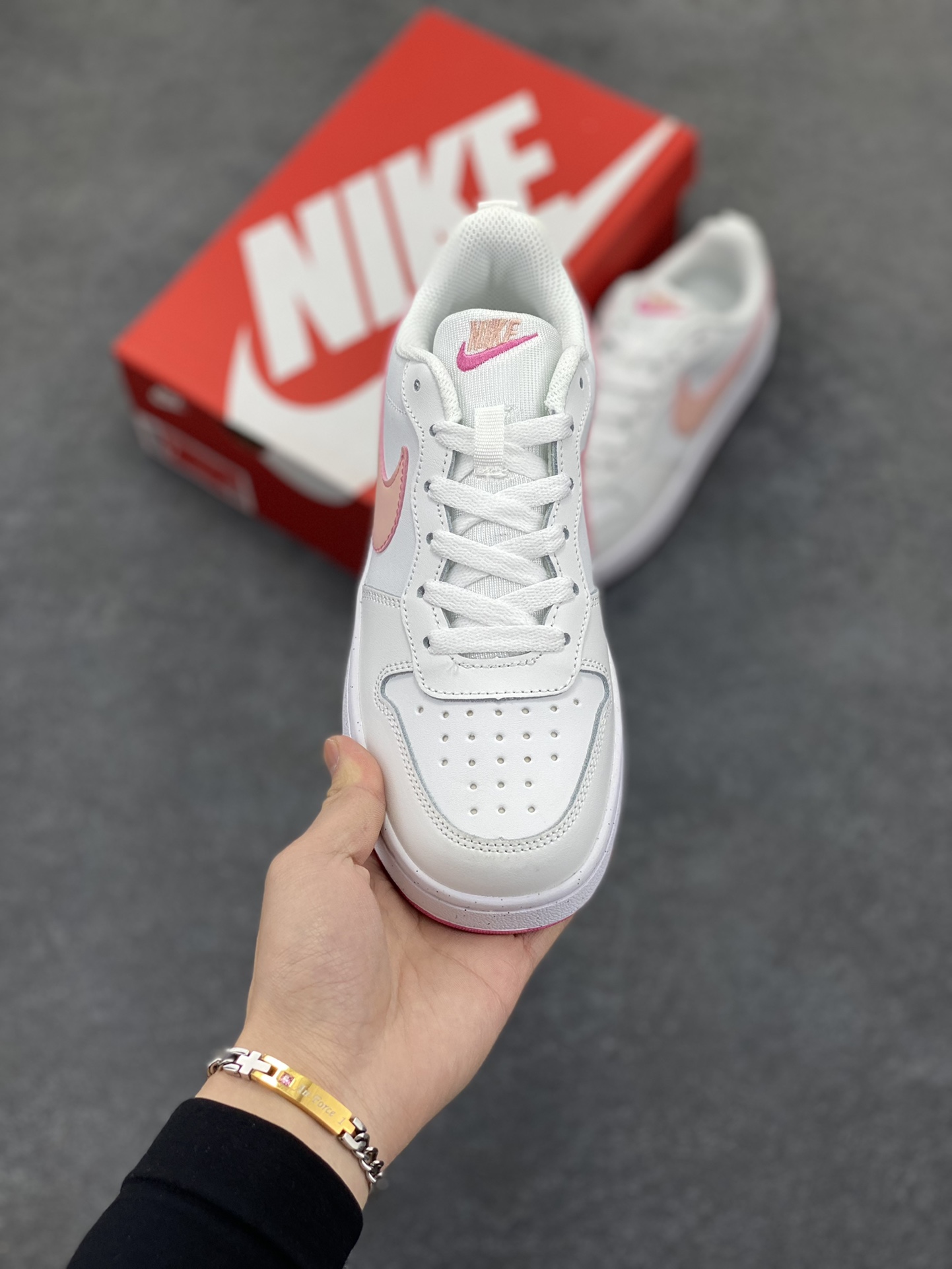 图片[2]-福利特价 Nike Court Borough Low 低帮百搭透气休闲运动板鞋男女鞋 经典耐用的设计，兼顾舒适脚感和出众风范，演绎匠心之作。结构性的支撑贴合感结合复古篮球设计，塑就场外全明星风范。 货号：DV5456-111 尺码：36 36.5 37.5 38 38.5 39 40 40.5 41 42 42.5 43 44 45-选品中心