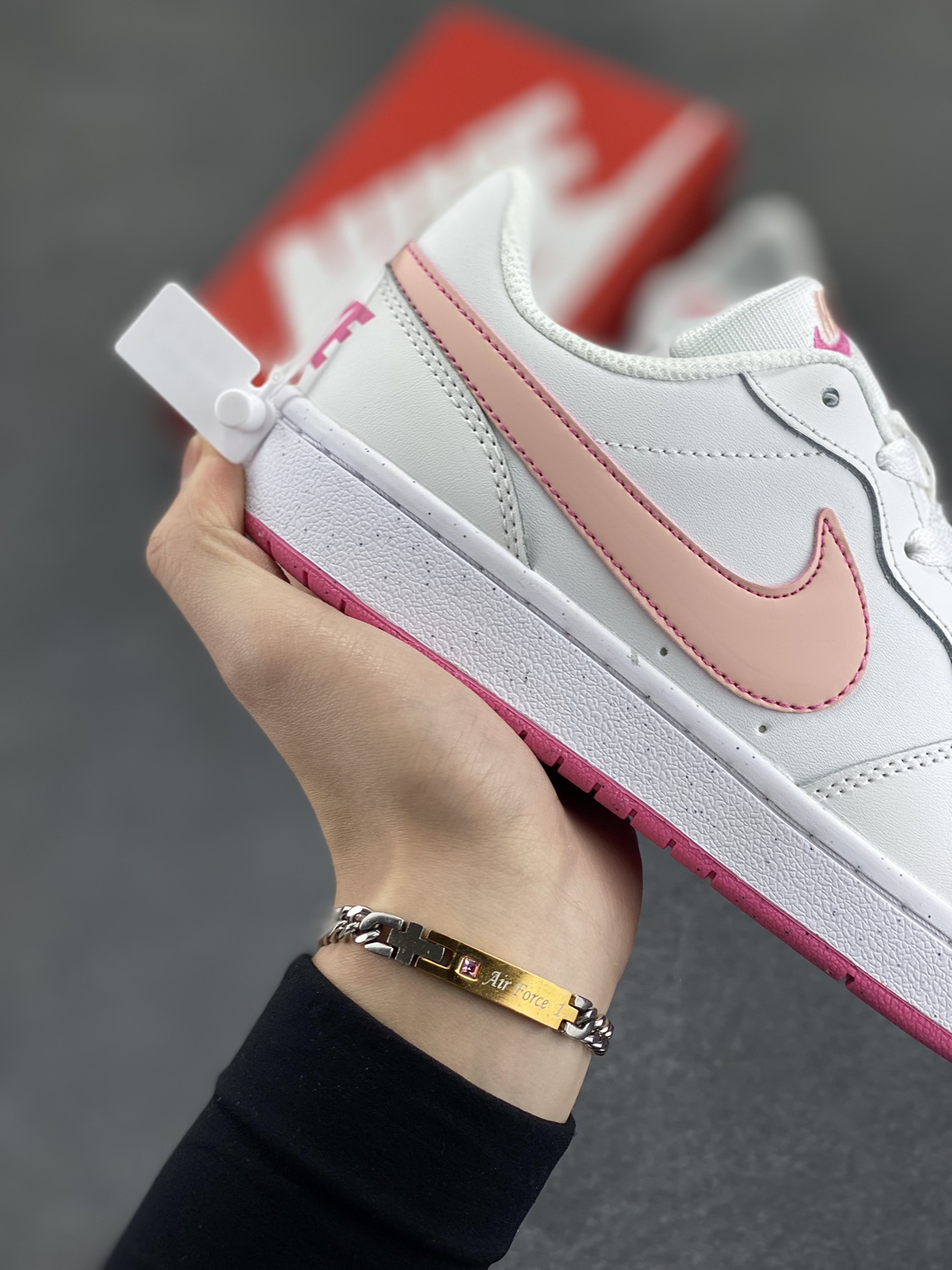 图片[6]-福利特价 Nike Court Borough Low 低帮百搭透气休闲运动板鞋男女鞋 经典耐用的设计，兼顾舒适脚感和出众风范，演绎匠心之作。结构性的支撑贴合感结合复古篮球设计，塑就场外全明星风范。 货号：DV5456-111 尺码：36 36.5 37.5 38 38.5 39 40 40.5 41 42 42.5 43 44 45-选品中心