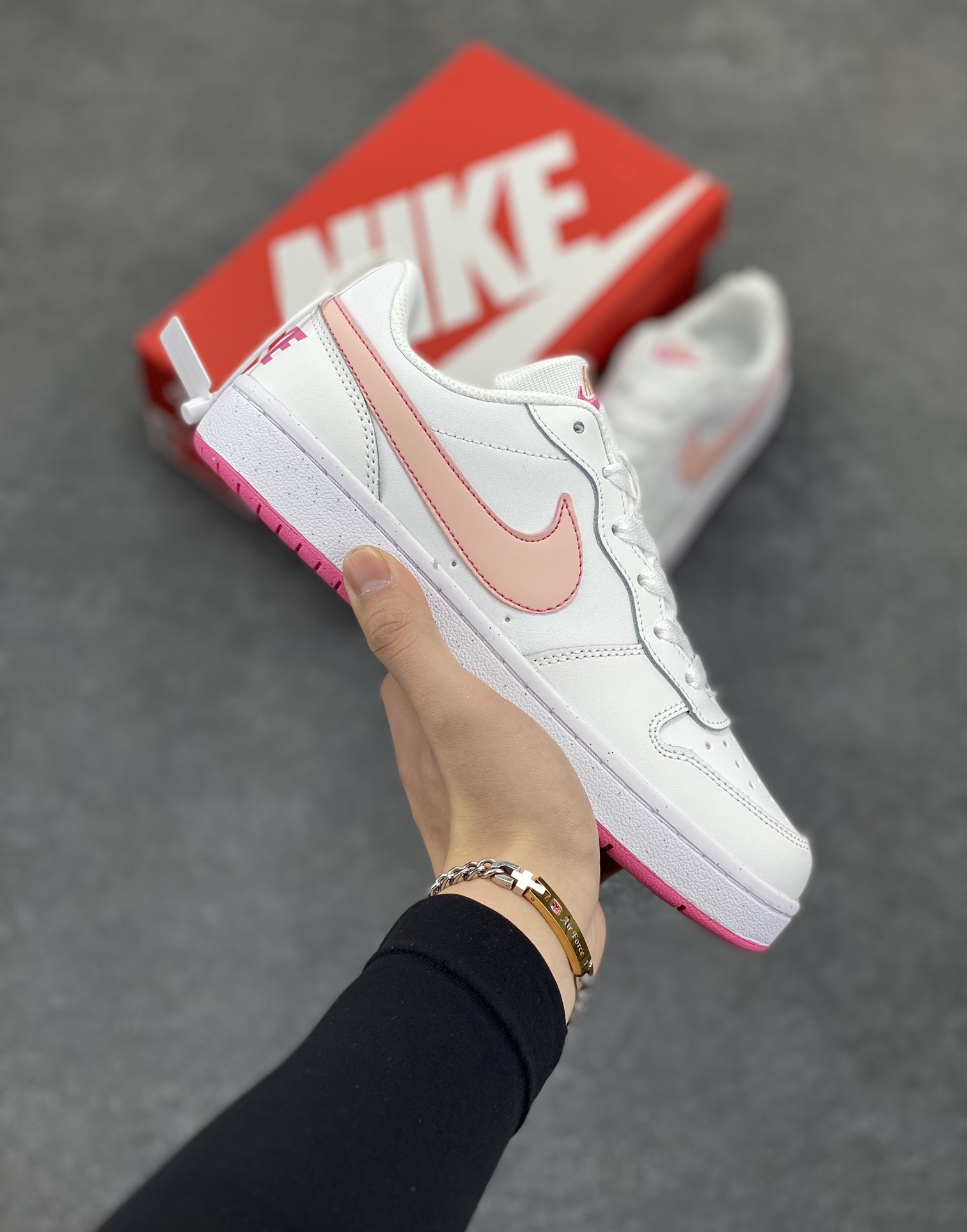 福利特价 Nike Court Borough Low 低帮百搭透气休闲运动板鞋男女鞋 经典耐用的设计,兼顾舒适脚感和出众风范,演绎匠心之作。结构性的支撑贴合感结合复古篮球设计,塑就场外全明星风范。 货号:DV5456-111 尺码:36 36.5 37.5 38 38.5 39 40 40.5 41 42 42.5 43 44 45-选品中心