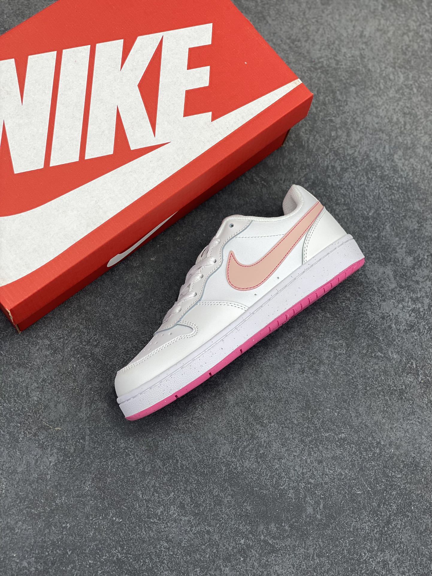 图片[7]-福利特价 Nike Court Borough Low 低帮百搭透气休闲运动板鞋男女鞋 经典耐用的设计，兼顾舒适脚感和出众风范，演绎匠心之作。结构性的支撑贴合感结合复古篮球设计，塑就场外全明星风范。 货号：DV5456-111 尺码：36 36.5 37.5 38 38.5 39 40 40.5 41 42 42.5 43 44 45-选品中心