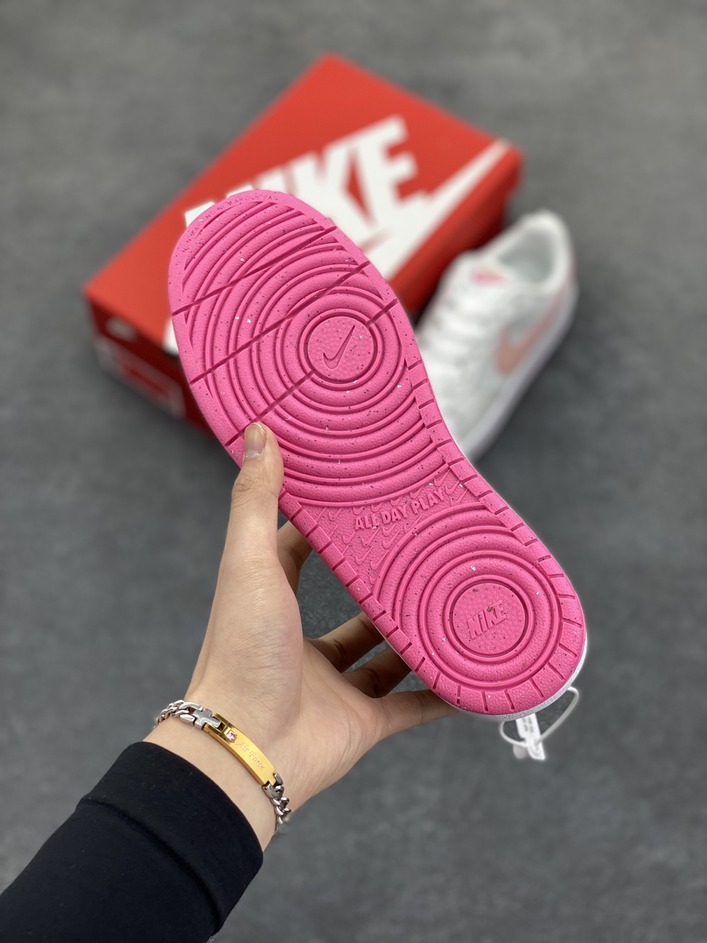 图片[5]-福利特价 Nike Court Borough Low 低帮百搭透气休闲运动板鞋男女鞋 经典耐用的设计，兼顾舒适脚感和出众风范，演绎匠心之作。结构性的支撑贴合感结合复古篮球设计，塑就场外全明星风范。 货号：DV5456-111 尺码：36 36.5 37.5 38 38.5 39 40 40.5 41 42 42.5 43 44 45-选品中心