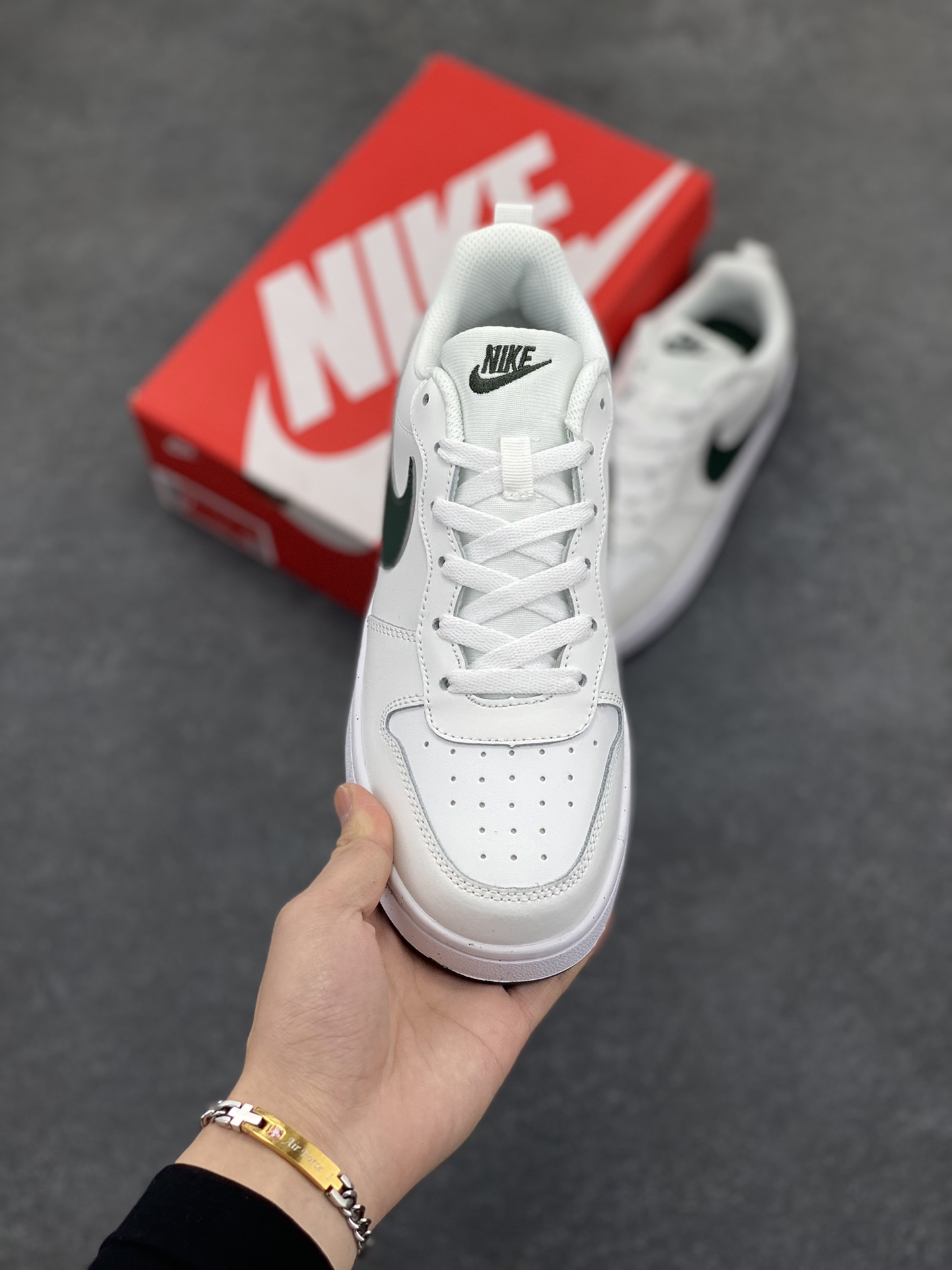 图片[2]-福利特价 Nike Court Borough Low 低帮百搭透气休闲运动板鞋男女鞋 经典耐用的设计，兼顾舒适脚感和出众风范，演绎匠心之作。结构性的支撑贴合感结合复古篮球设计，塑就场外全明星风范。 货号：DV5456-122 尺码：36 36.5 37.5 38 38.5 39 40 40.5 41 42 42.5 43 44 45-选品中心