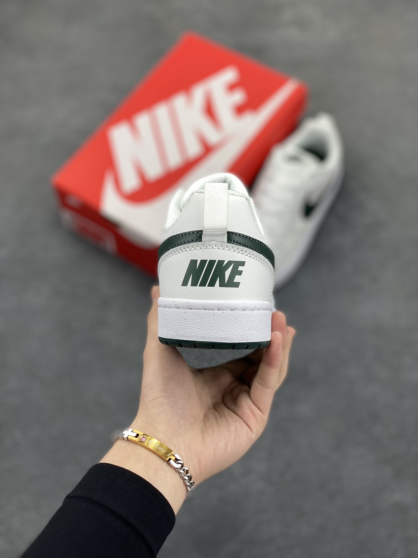 图片[4]-福利特价 Nike Court Borough Low 低帮百搭透气休闲运动板鞋男女鞋 经典耐用的设计，兼顾舒适脚感和出众风范，演绎匠心之作。结构性的支撑贴合感结合复古篮球设计，塑就场外全明星风范。 货号：DV5456-122 尺码：36 36.5 37.5 38 38.5 39 40 40.5 41 42 42.5 43 44 45-选品中心