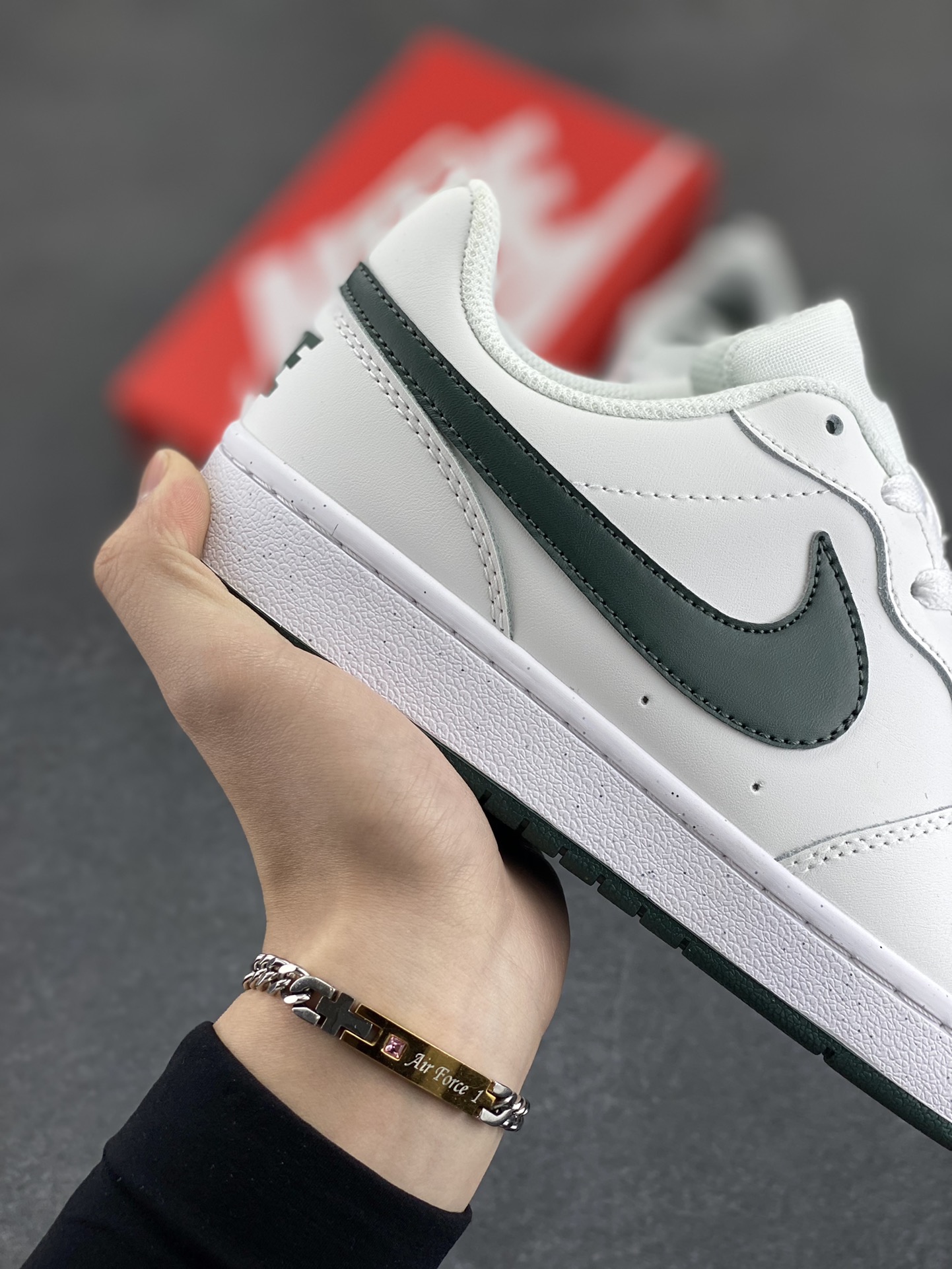 图片[6]-福利特价 Nike Court Borough Low 低帮百搭透气休闲运动板鞋男女鞋 经典耐用的设计，兼顾舒适脚感和出众风范，演绎匠心之作。结构性的支撑贴合感结合复古篮球设计，塑就场外全明星风范。 货号：DV5456-122 尺码：36 36.5 37.5 38 38.5 39 40 40.5 41 42 42.5 43 44 45-选品中心