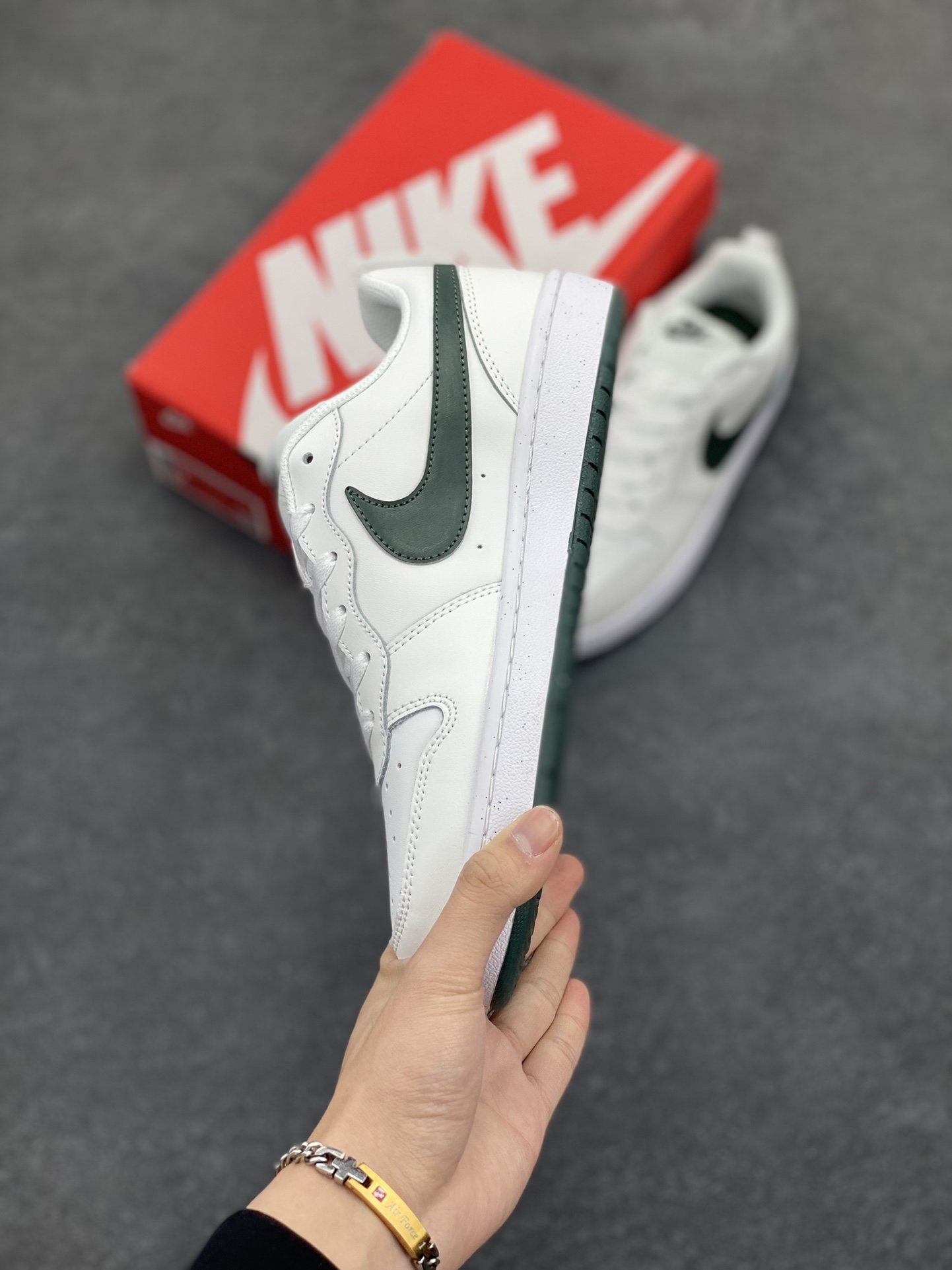 图片[3]-福利特价 Nike Court Borough Low 低帮百搭透气休闲运动板鞋男女鞋 经典耐用的设计，兼顾舒适脚感和出众风范，演绎匠心之作。结构性的支撑贴合感结合复古篮球设计，塑就场外全明星风范。 货号：DV5456-122 尺码：36 36.5 37.5 38 38.5 39 40 40.5 41 42 42.5 43 44 45-选品中心