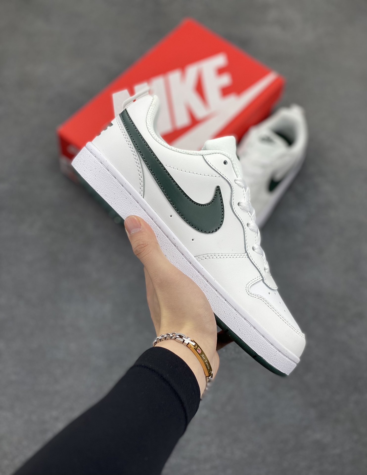 福利特价 Nike Court Borough Low 低帮百搭透气休闲运动板鞋男女鞋 经典耐用的设计,兼顾舒适脚感和出众风范,演绎匠心之作。结构性的支撑贴合感结合复古篮球设计,塑就场外全明星风范。 货号:DV5456-122 尺码:36 36.5 37.5 38 38.5 39 40 40.5 41 42 42.5 43 44 45-选品中心