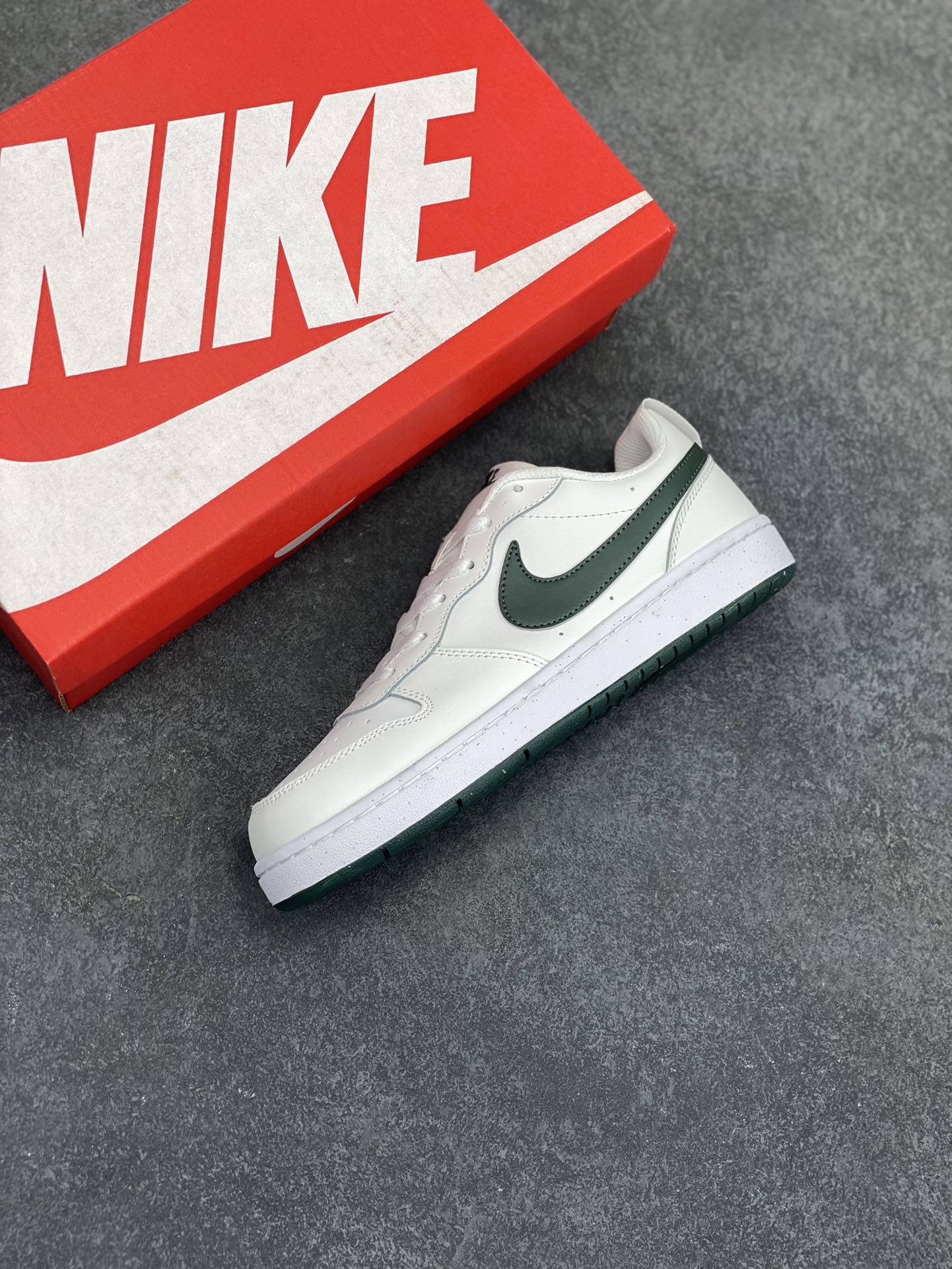 图片[7]-福利特价 Nike Court Borough Low 低帮百搭透气休闲运动板鞋男女鞋 经典耐用的设计，兼顾舒适脚感和出众风范，演绎匠心之作。结构性的支撑贴合感结合复古篮球设计，塑就场外全明星风范。 货号：DV5456-122 尺码：36 36.5 37.5 38 38.5 39 40 40.5 41 42 42.5 43 44 45-选品中心