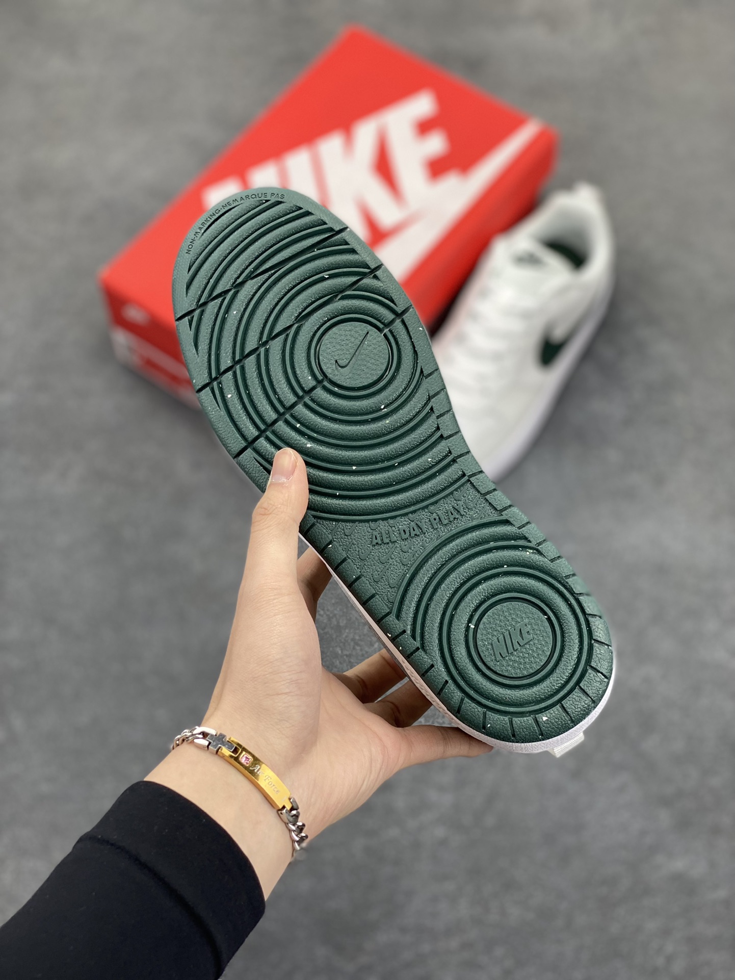 图片[5]-福利特价 Nike Court Borough Low 低帮百搭透气休闲运动板鞋男女鞋 经典耐用的设计，兼顾舒适脚感和出众风范，演绎匠心之作。结构性的支撑贴合感结合复古篮球设计，塑就场外全明星风范。 货号：DV5456-122 尺码：36 36.5 37.5 38 38.5 39 40 40.5 41 42 42.5 43 44 45-选品中心