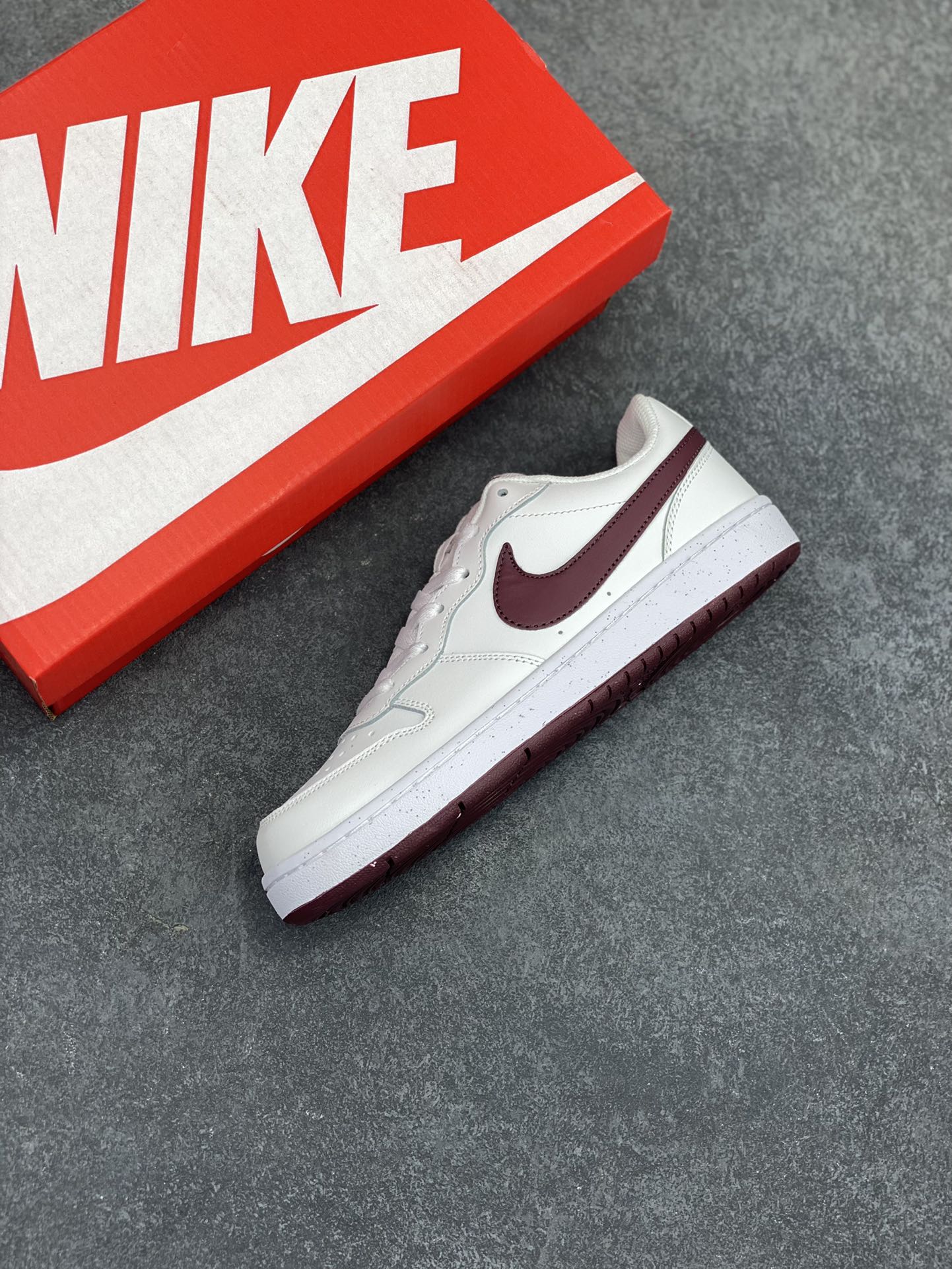 图片[7]-福利特价 Nike Court Borough Low 低帮百搭透气休闲运动板鞋男女鞋 经典耐用的设计，兼顾舒适脚感和出众风范，演绎匠心之作。结构性的支撑贴合感结合复古篮球设计，塑就场外全明星风范。 货号：DV5456-112 尺码：36 36.5 37.5 38 38.5 39 40 40.5 41 42 42.5 43 44 45-选品中心