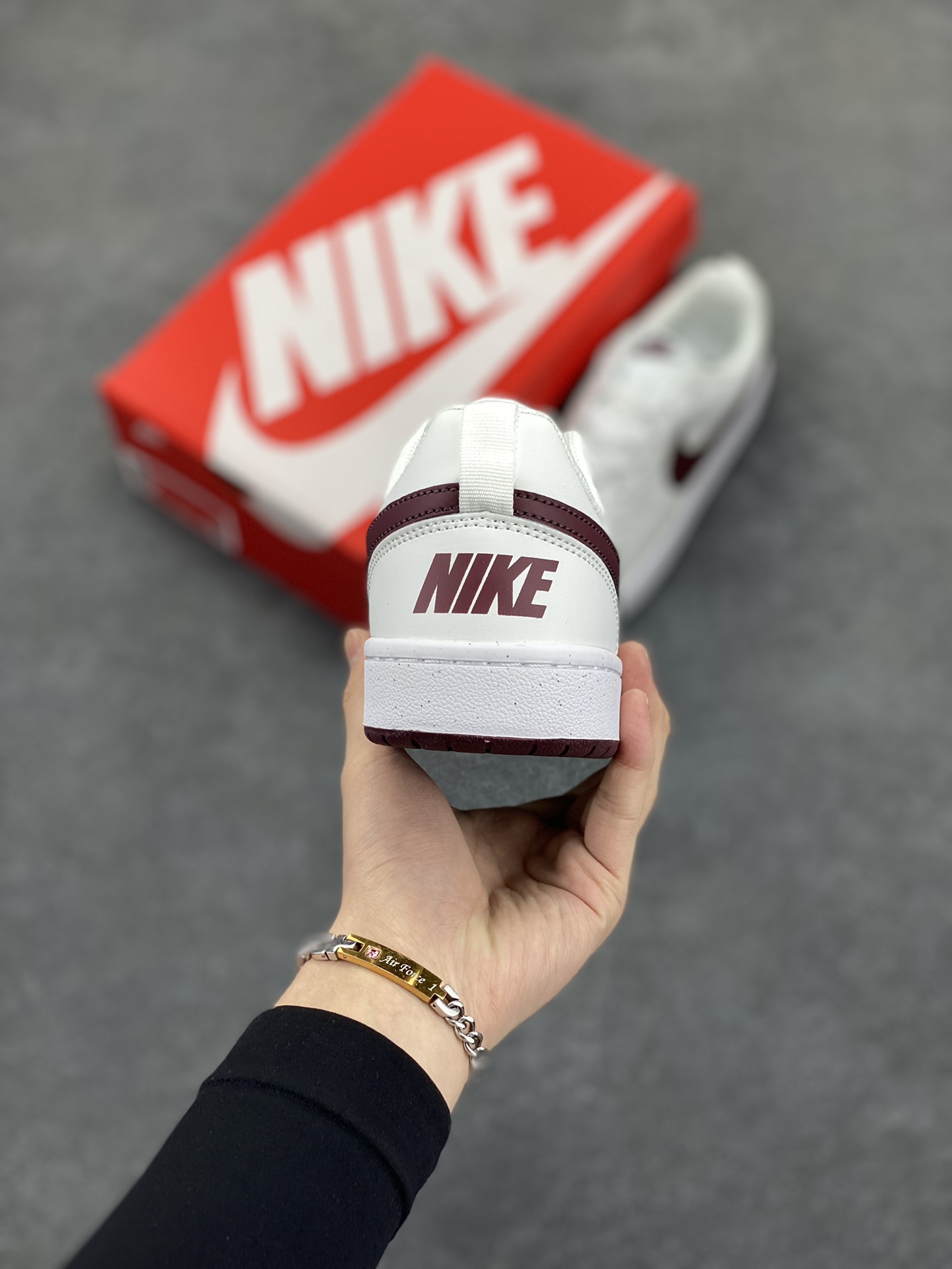 图片[4]-福利特价 Nike Court Borough Low 低帮百搭透气休闲运动板鞋男女鞋 经典耐用的设计，兼顾舒适脚感和出众风范，演绎匠心之作。结构性的支撑贴合感结合复古篮球设计，塑就场外全明星风范。 货号：DV5456-112 尺码：36 36.5 37.5 38 38.5 39 40 40.5 41 42 42.5 43 44 45-选品中心