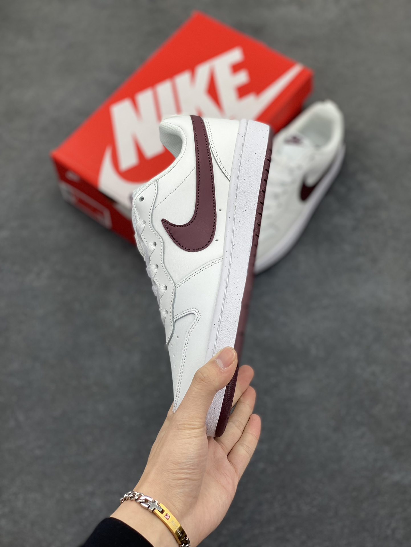 图片[3]-福利特价 Nike Court Borough Low 低帮百搭透气休闲运动板鞋男女鞋 经典耐用的设计，兼顾舒适脚感和出众风范，演绎匠心之作。结构性的支撑贴合感结合复古篮球设计，塑就场外全明星风范。 货号：DV5456-112 尺码：36 36.5 37.5 38 38.5 39 40 40.5 41 42 42.5 43 44 45-选品中心