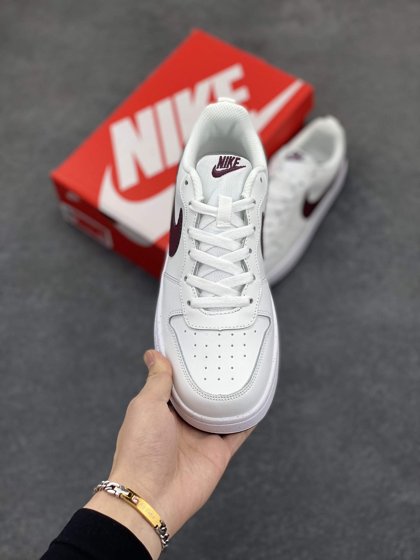 图片[2]-福利特价 Nike Court Borough Low 低帮百搭透气休闲运动板鞋男女鞋 经典耐用的设计，兼顾舒适脚感和出众风范，演绎匠心之作。结构性的支撑贴合感结合复古篮球设计，塑就场外全明星风范。 货号：DV5456-112 尺码：36 36.5 37.5 38 38.5 39 40 40.5 41 42 42.5 43 44 45-选品中心