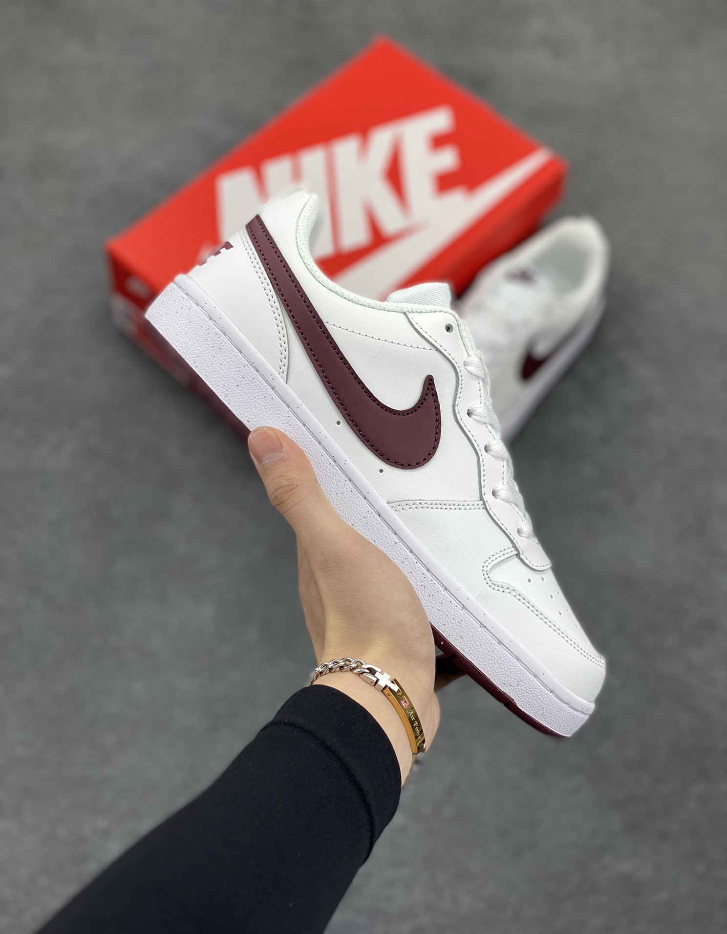 福利特价 Nike Court Borough Low 低帮百搭透气休闲运动板鞋男女鞋 经典耐用的设计，兼顾舒适脚感和出众风范，演绎匠心之作。结构性的支撑贴合感结合复古篮球设计，塑就场外全明星风范。 货号：DV5456-112 尺码：36 36.5 37.5 38 38.5 39 40 40.5 41 42 42.5 43 44 45-选品中心