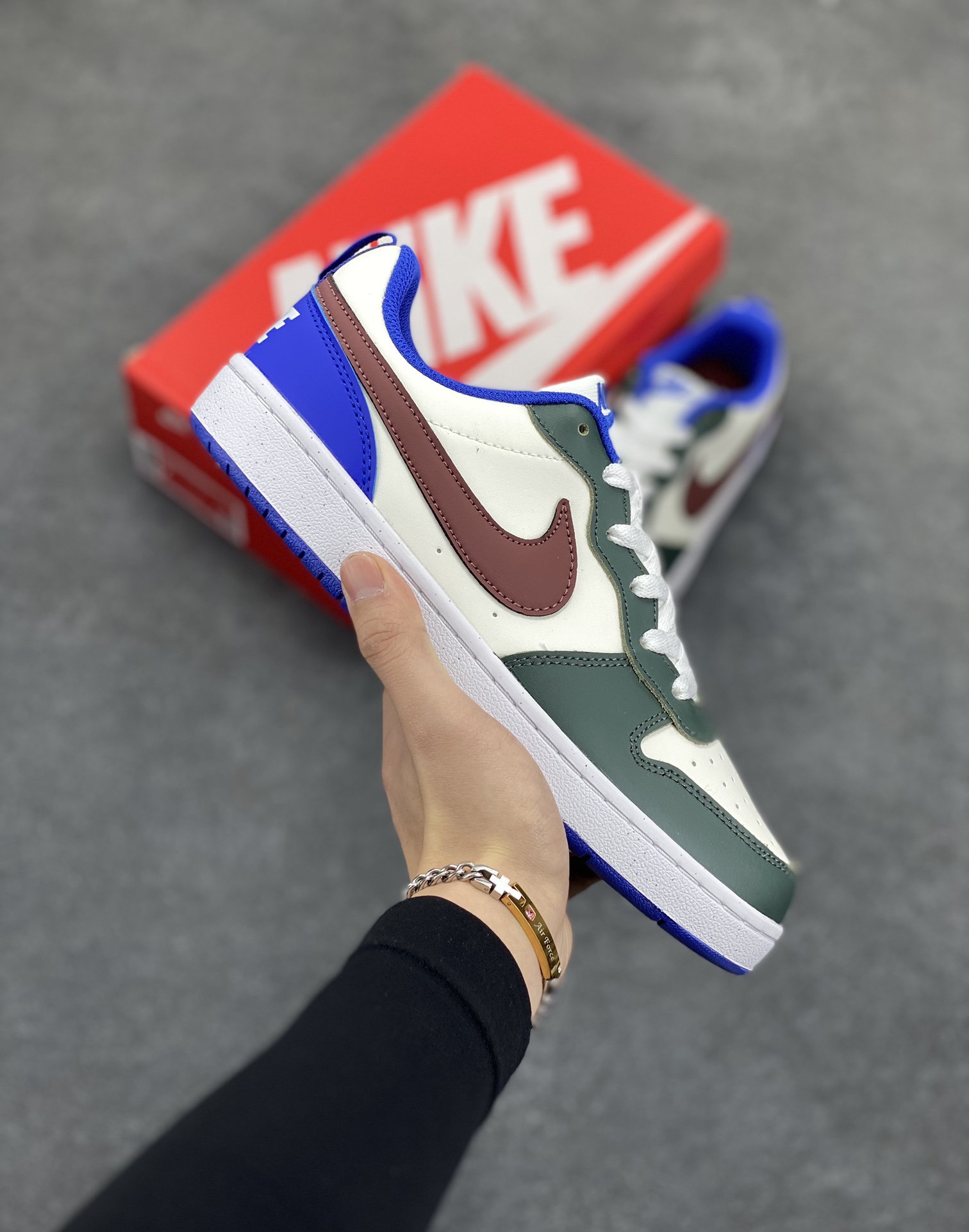 福利特价 Nike Court Borough Low 低帮百搭透气休闲运动板鞋男女鞋 经典耐用的设计,兼顾舒适脚感和出众风范,演绎匠心之作。结构性的支撑贴合感结合复古篮球设计,塑就场外全明星风范。 货号:DV5456-300 尺码:36 36.5 37.5 38 38.5 39 40 40.5 41 42 42.5 43 44 45-选品中心