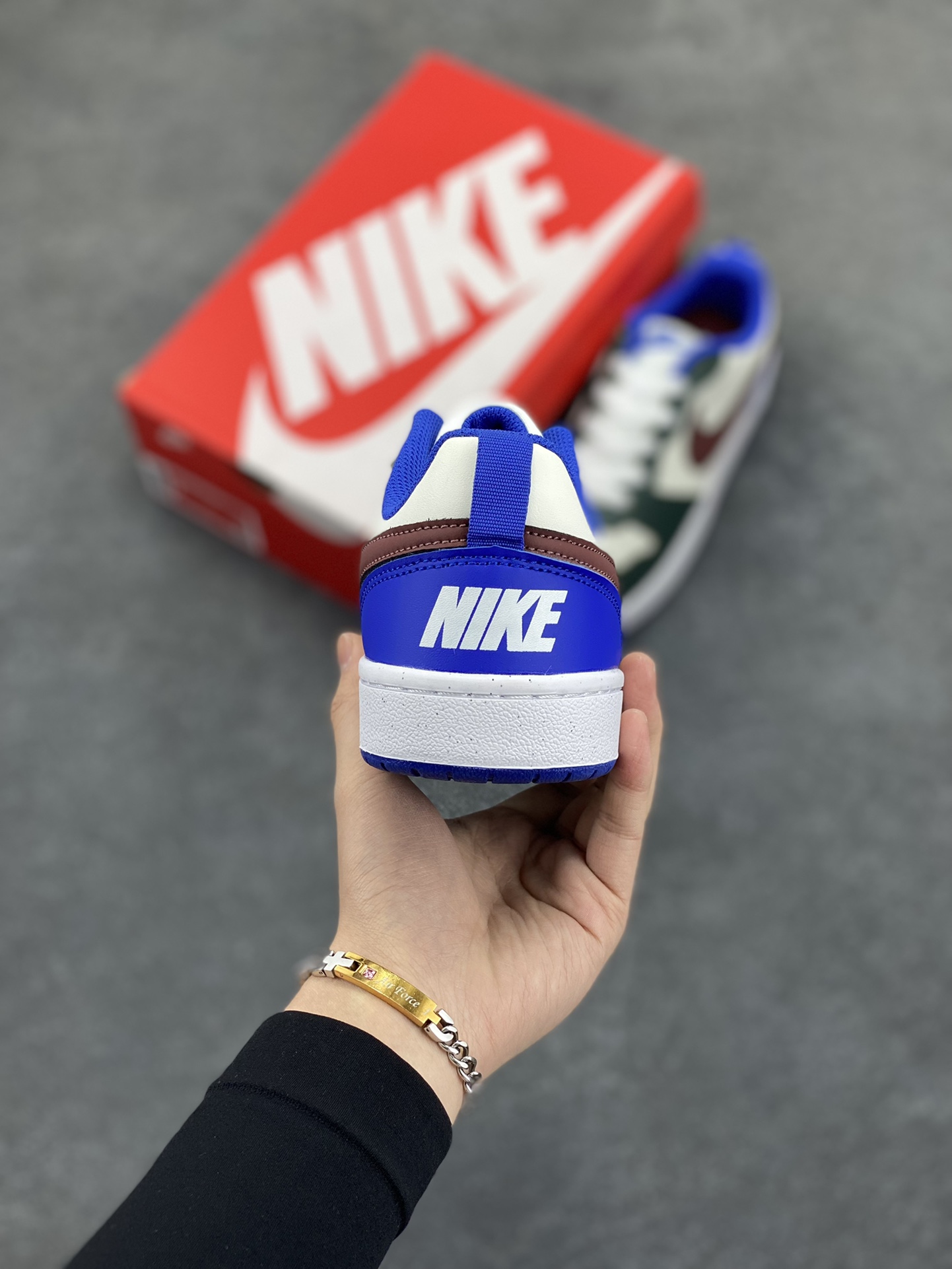 图片[4]-福利特价 Nike Court Borough Low 低帮百搭透气休闲运动板鞋男女鞋 经典耐用的设计，兼顾舒适脚感和出众风范，演绎匠心之作。结构性的支撑贴合感结合复古篮球设计，塑就场外全明星风范。 货号：DV5456-300 尺码：36 36.5 37.5 38 38.5 39 40 40.5 41 42 42.5 43 44 45-选品中心